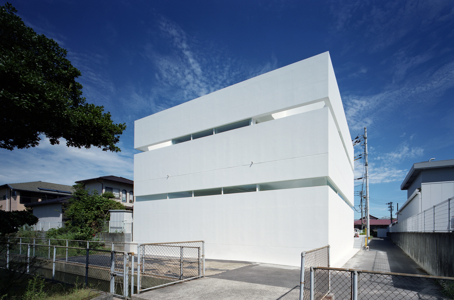 An Elegant Modern Minimalist House with Transparent Garage in Takamatsu by Fujiwaramuro Architects (3)