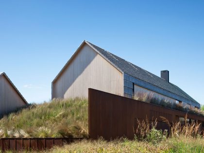 An Elegant Modern Oceanfront Home in Earthy Tones for a Young Couple in East Hampton by Bates Masi Architects (1)