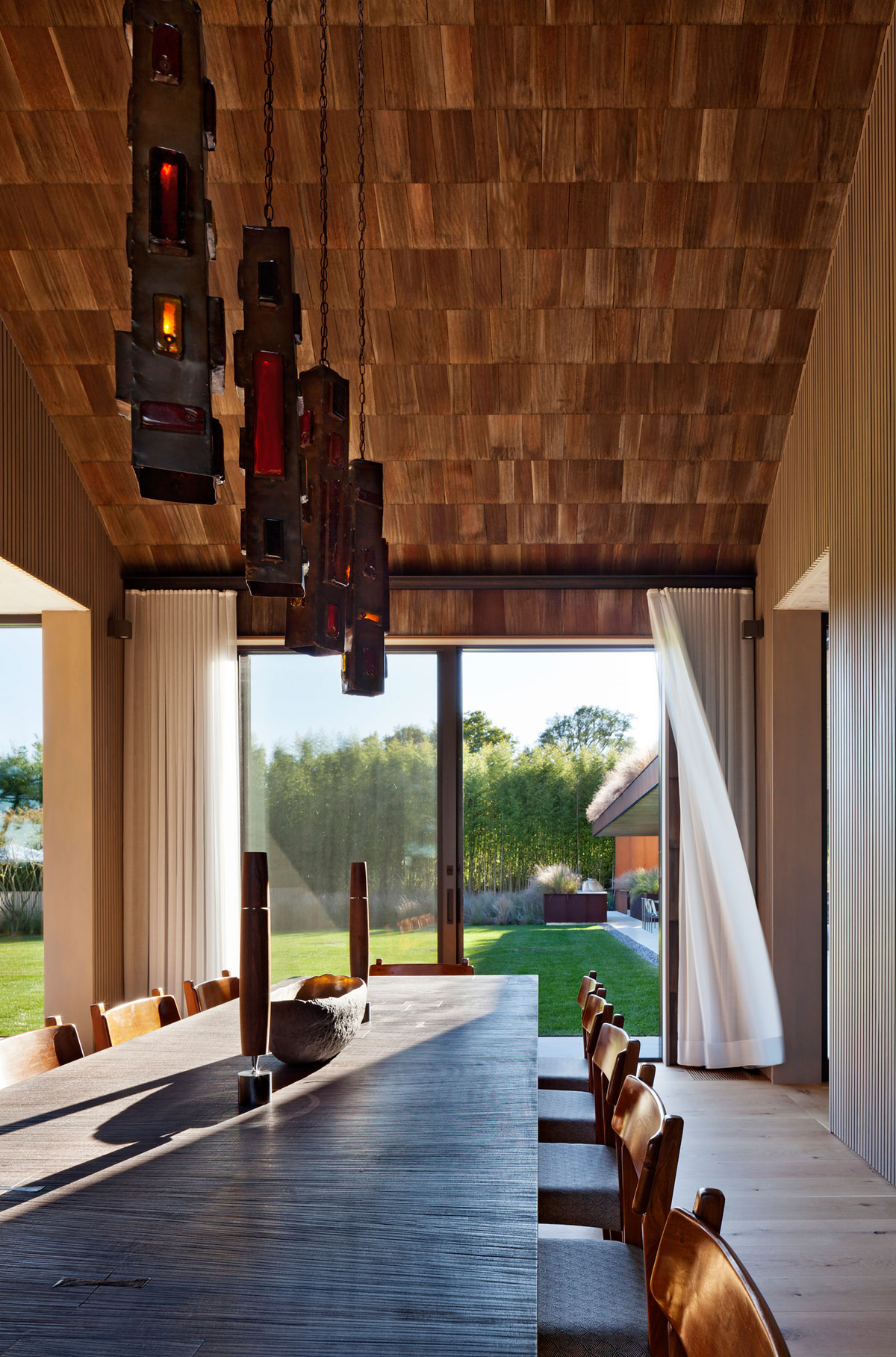 An Elegant Modern Oceanfront Home in Earthy Tones for a Young Couple in East Hampton by Bates Masi Architects (10)