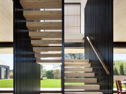 An Elegant Modern Oceanfront Home in Earthy Tones for a Young Couple in East Hampton by Bates Masi Architects (11)