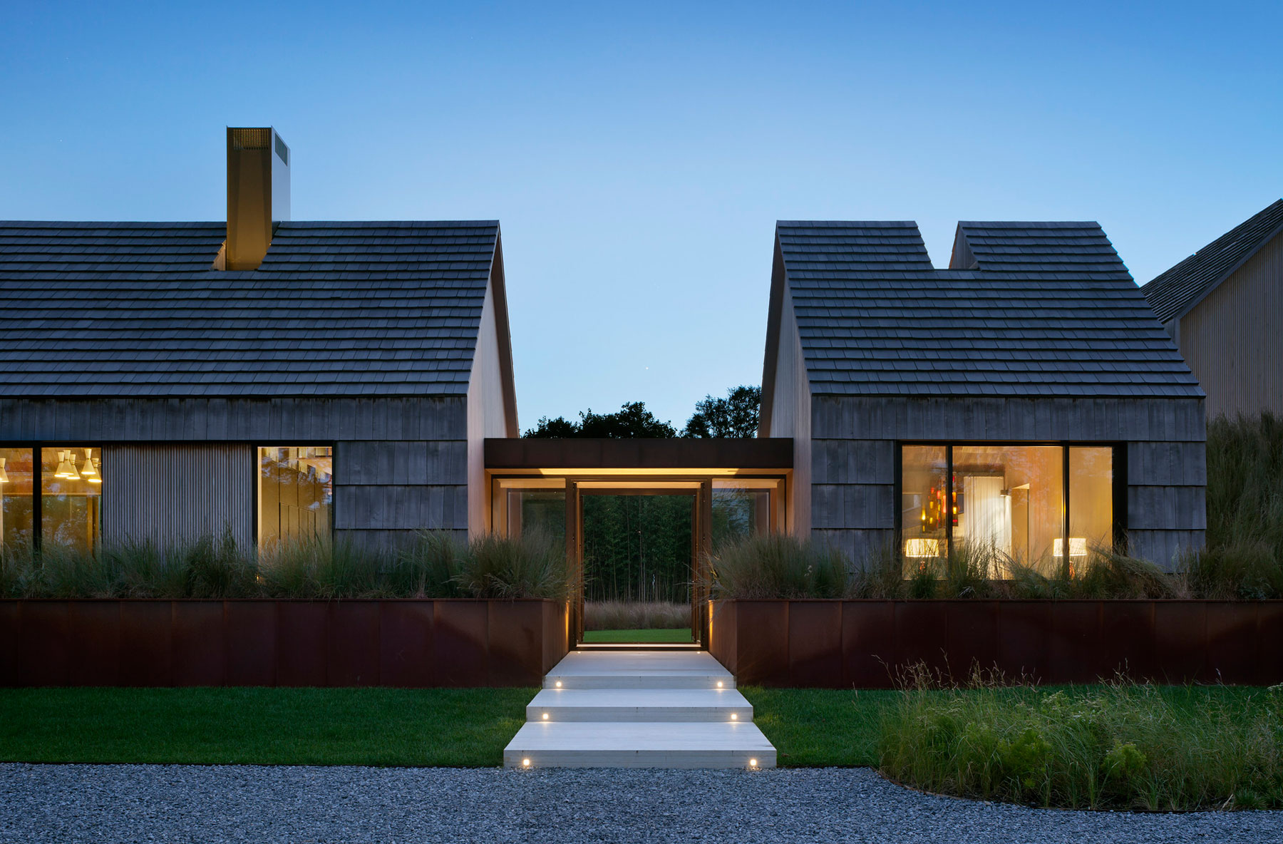 An Elegant Modern Oceanfront Home in Earthy Tones for a Young Couple in East Hampton by Bates Masi Architects (13)