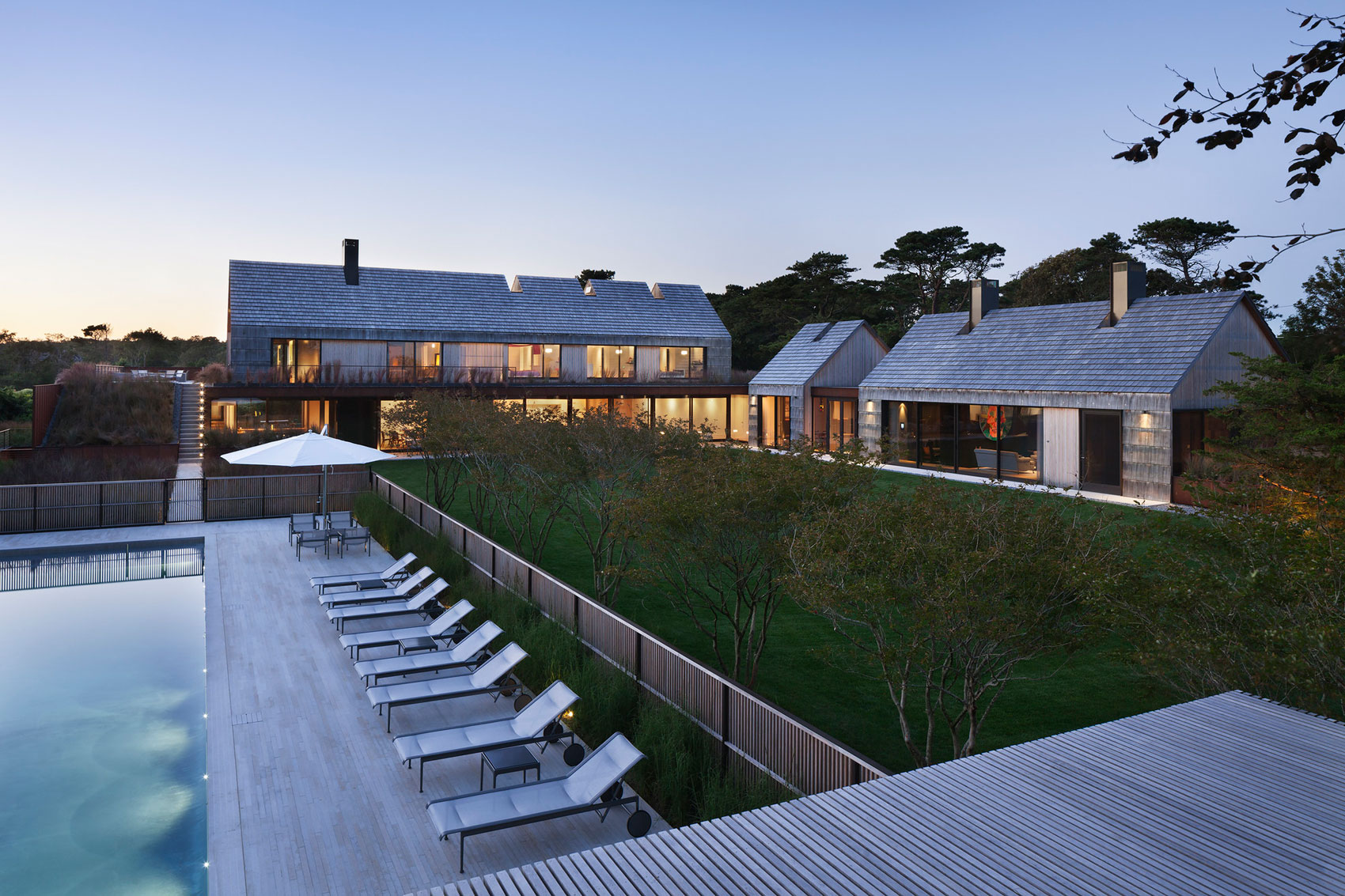 An Elegant Modern Oceanfront Home in Earthy Tones for a Young Couple in East Hampton by Bates Masi Architects (14)