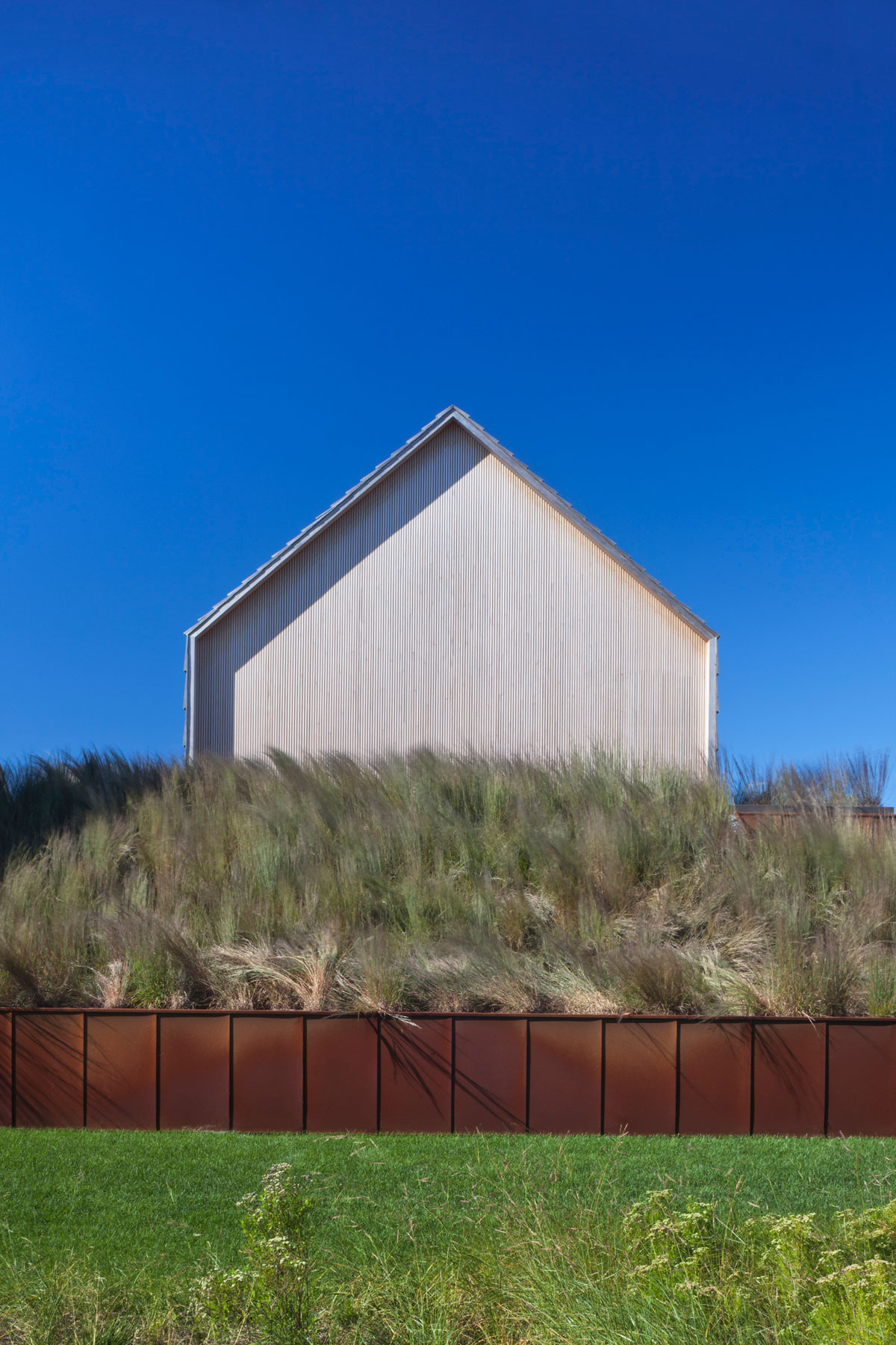 An Elegant Modern Oceanfront Home in Earthy Tones for a Young Couple in East Hampton by Bates Masi Architects (2)