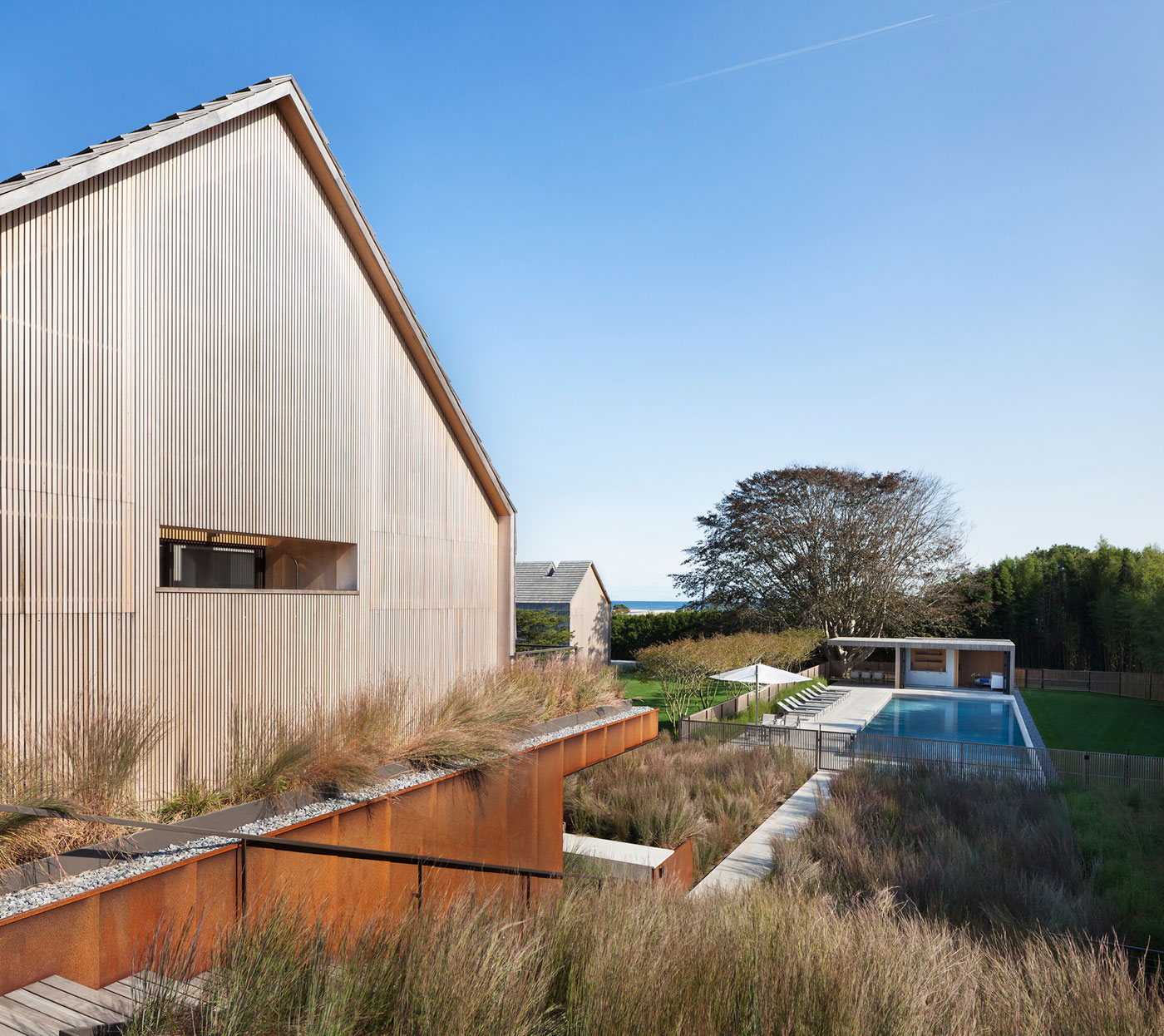 An Elegant Modern Oceanfront Home in Earthy Tones for a Young Couple in East Hampton by Bates Masi Architects (3)