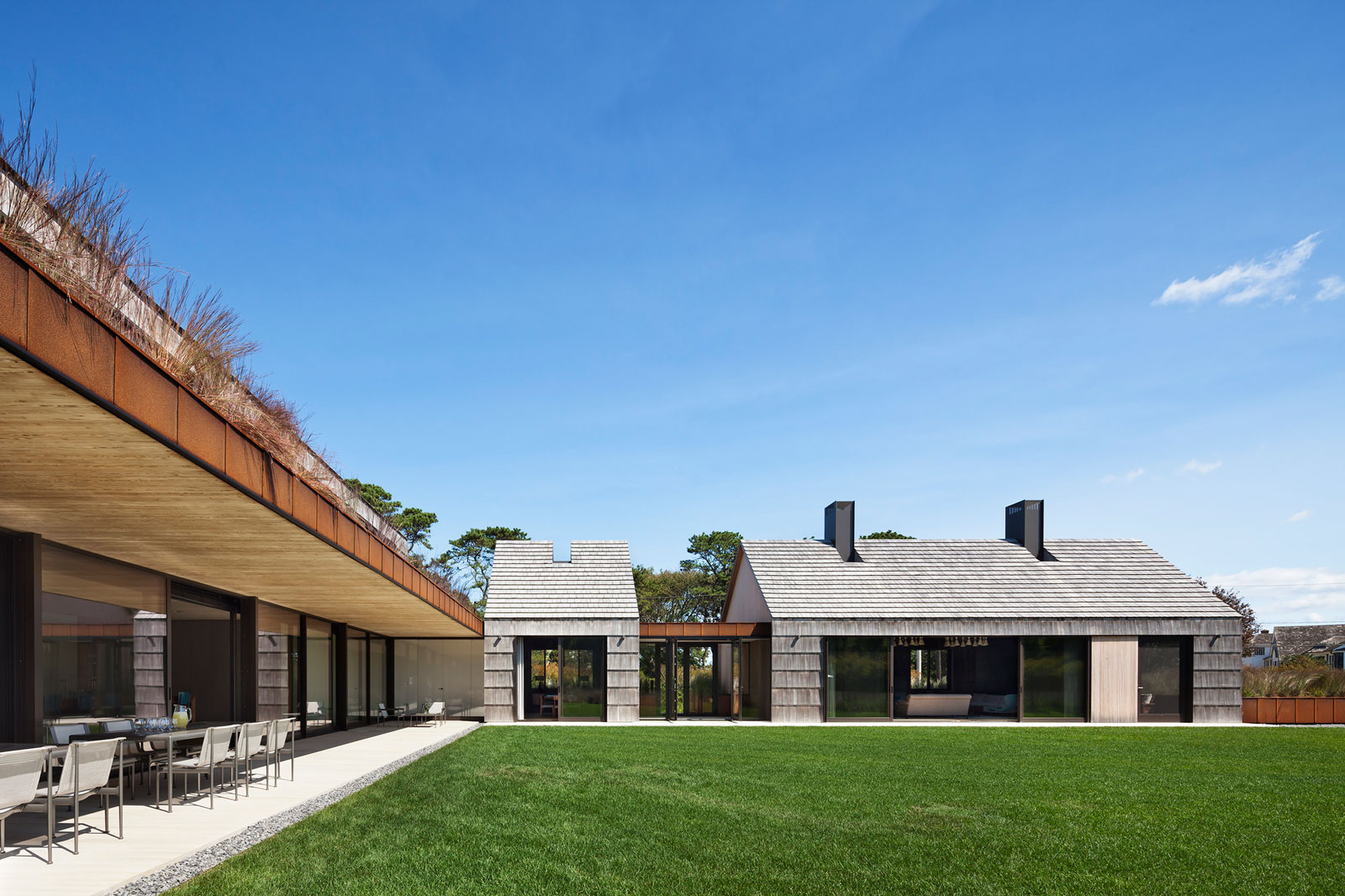An Elegant Modern Oceanfront Home in Earthy Tones for a Young Couple in East Hampton by Bates Masi Architects (5)