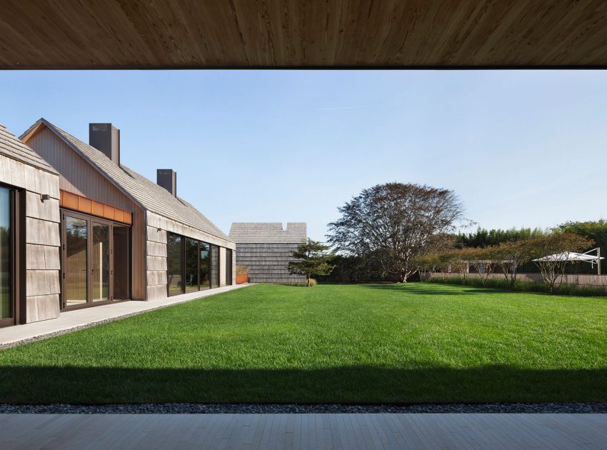 An Elegant Modern Oceanfront Home in Earthy Tones for a Young Couple in East Hampton by Bates Masi Architects (6)