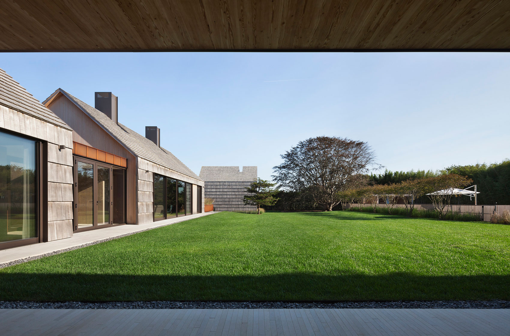An Elegant Modern Oceanfront Home in Earthy Tones for a Young Couple in East Hampton by Bates Masi Architects (6)