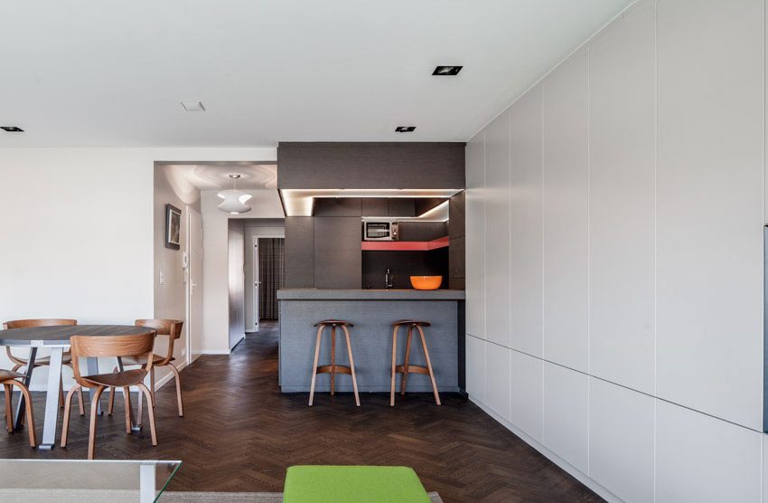 An Elegant White Apartment with Black and Green Accents in Liège, Belgium by Pierre Noirhomme (10)