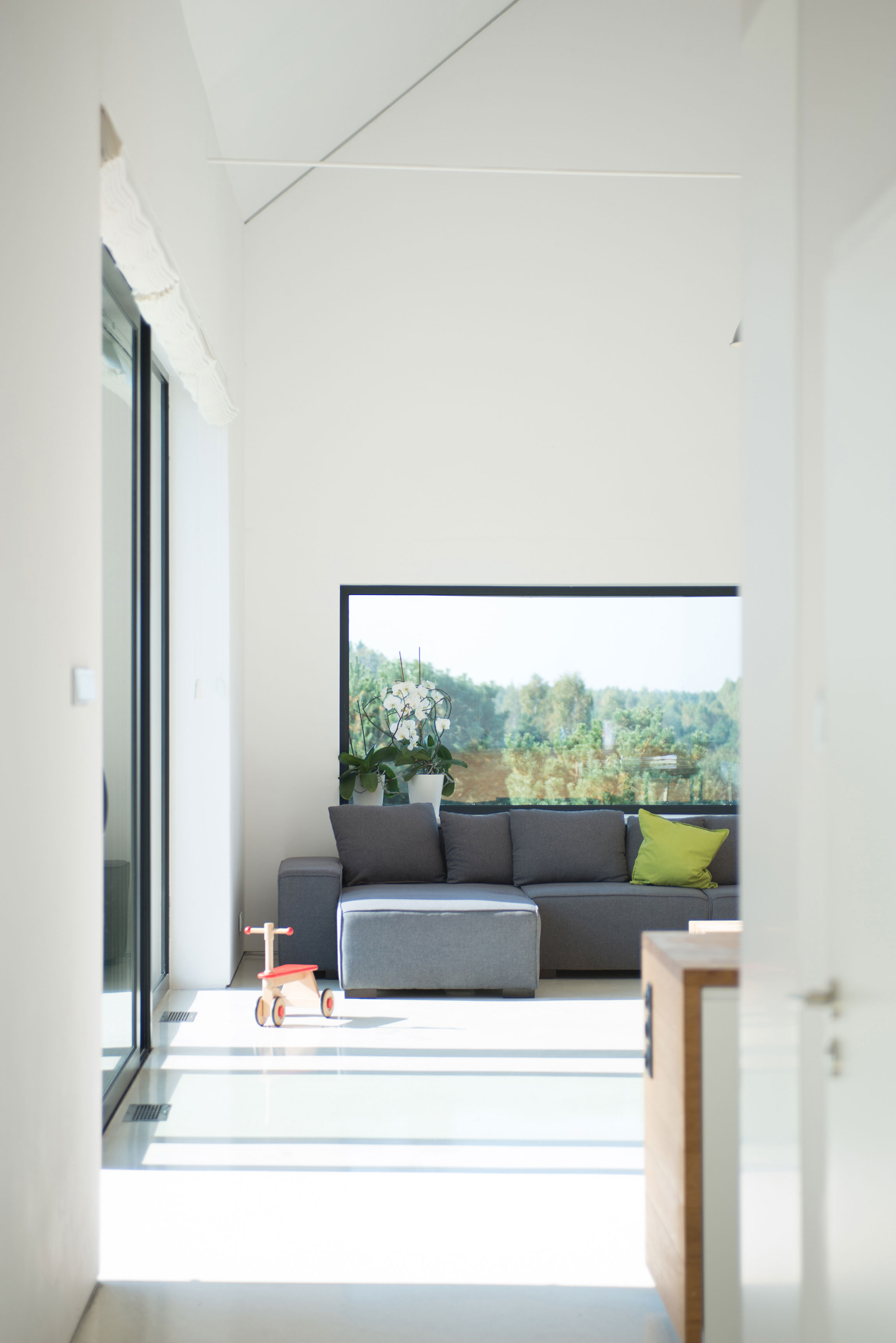 An Elegant and Airy Contemporary Home with Gabion Walls in Zawiercie, Poland by Kropka Studio (14)