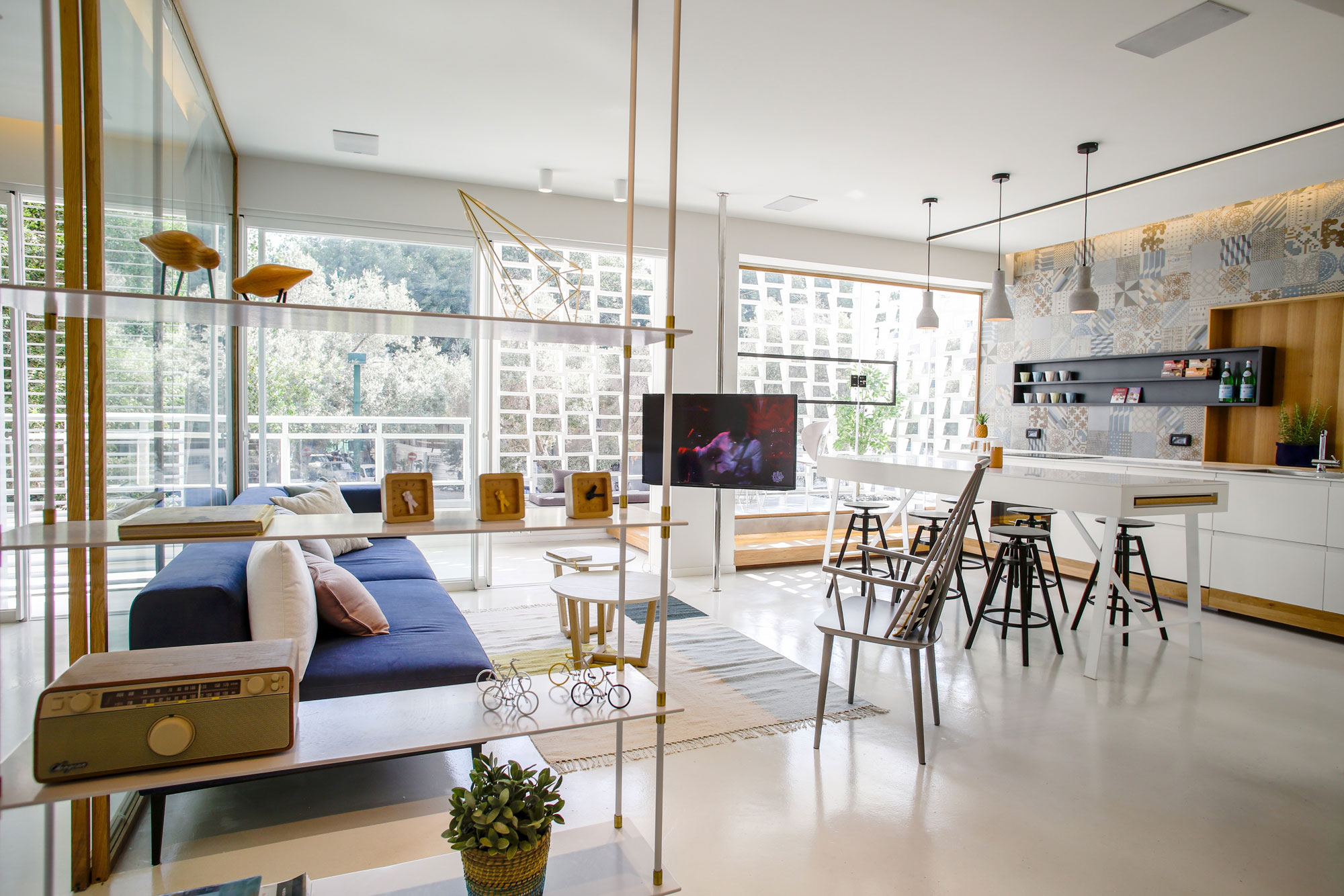 An Elegant and Beautiful Modern Apartment Full of Character in Tel Aviv by Dori Interior Design (1)