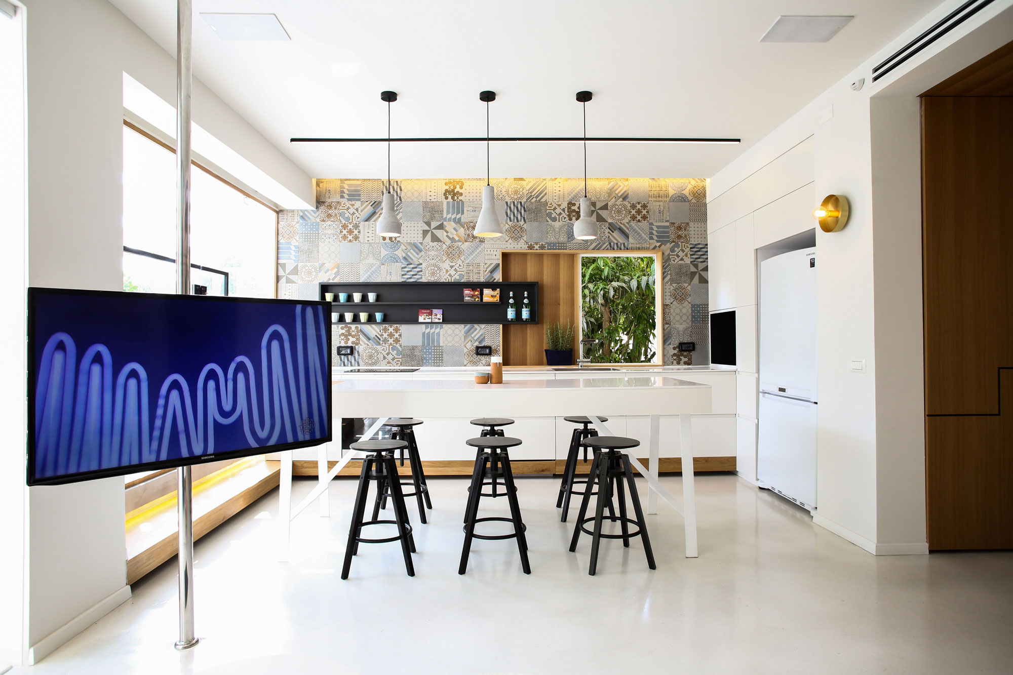 An Elegant and Beautiful Modern Apartment Full of Character in Tel Aviv by Dori Interior Design (12)