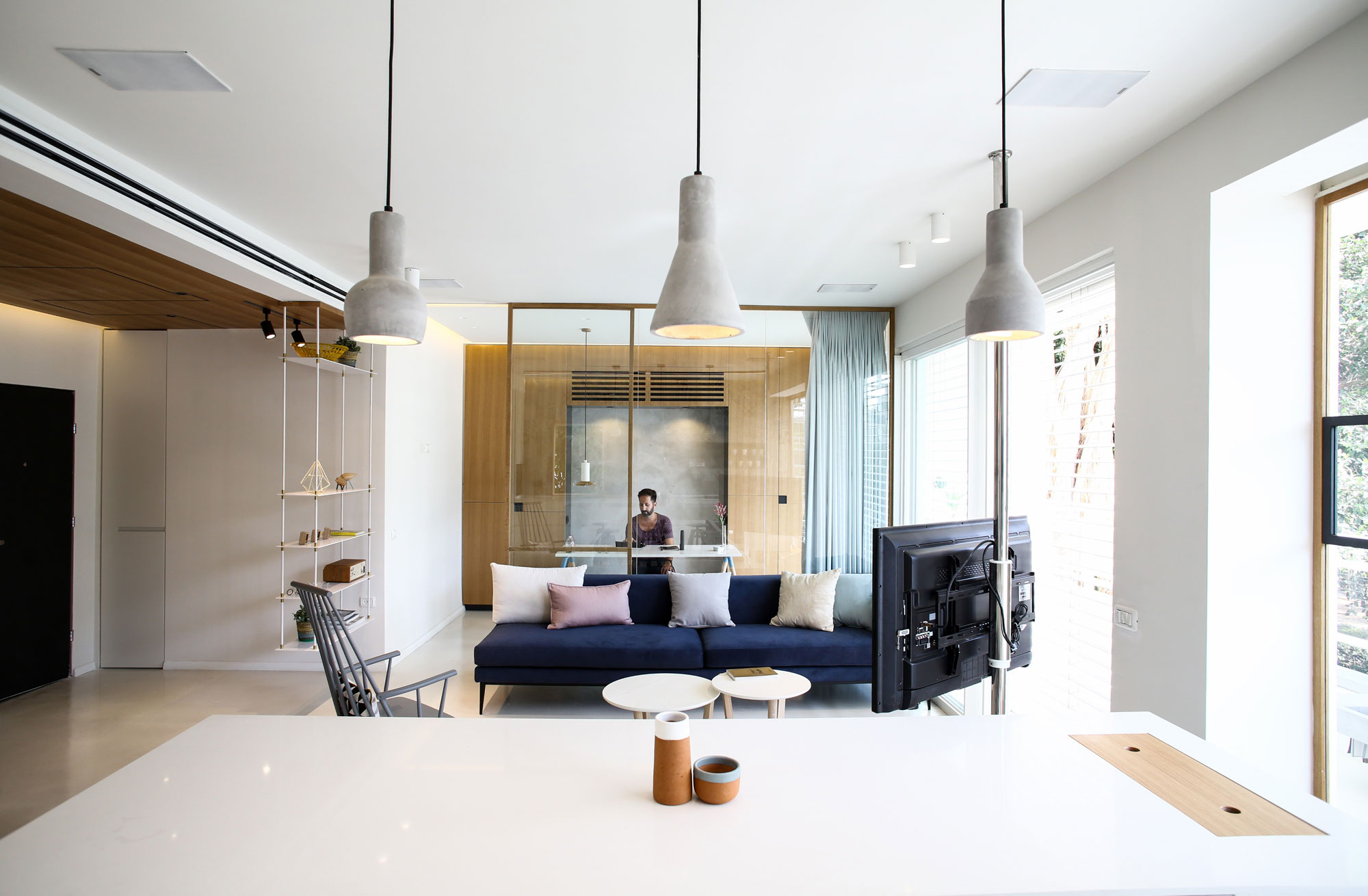 An Elegant and Beautiful Modern Apartment Full of Character in Tel Aviv by Dori Interior Design (16)