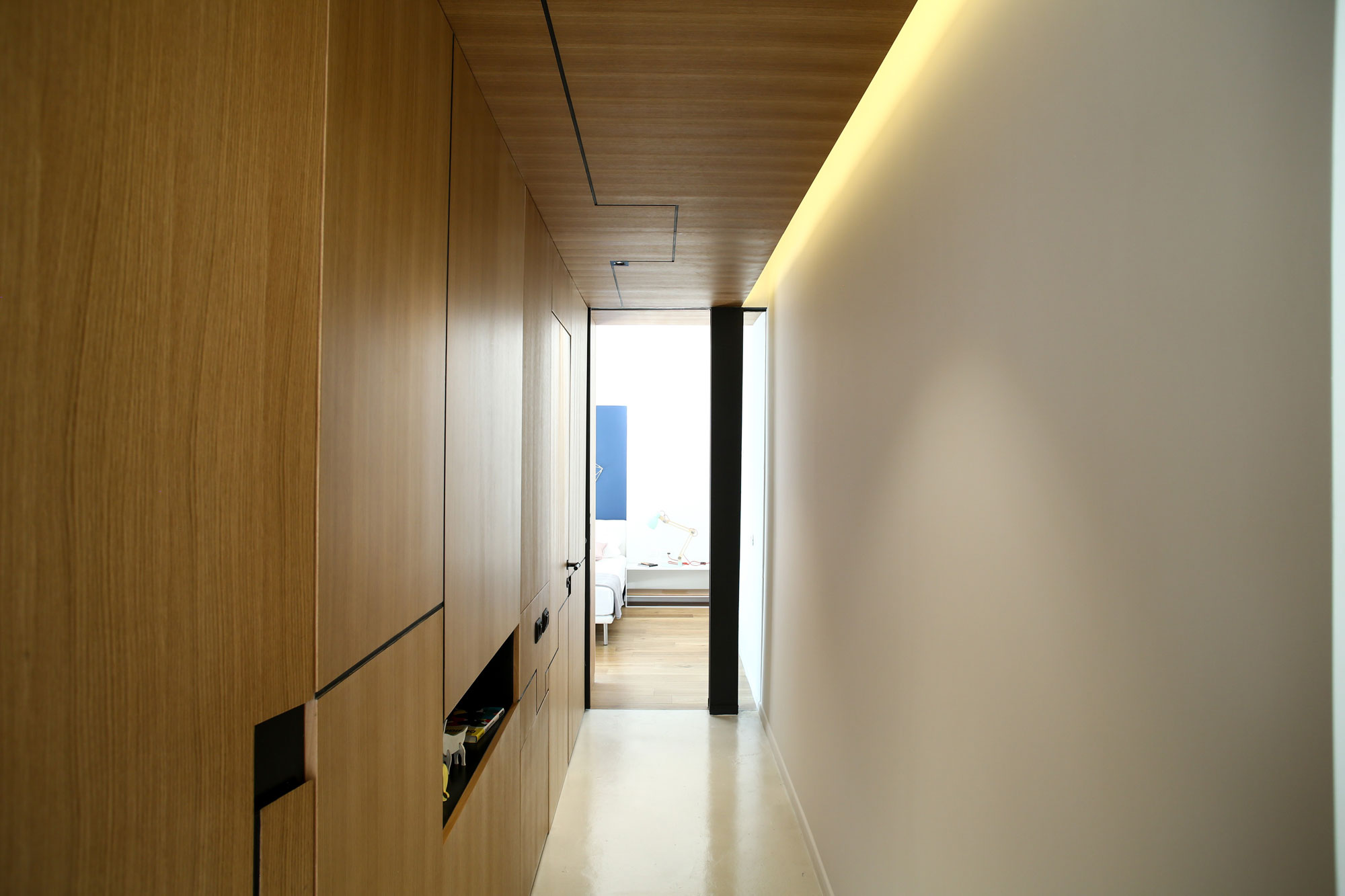 An Elegant and Beautiful Modern Apartment Full of Character in Tel Aviv by Dori Interior Design (19)