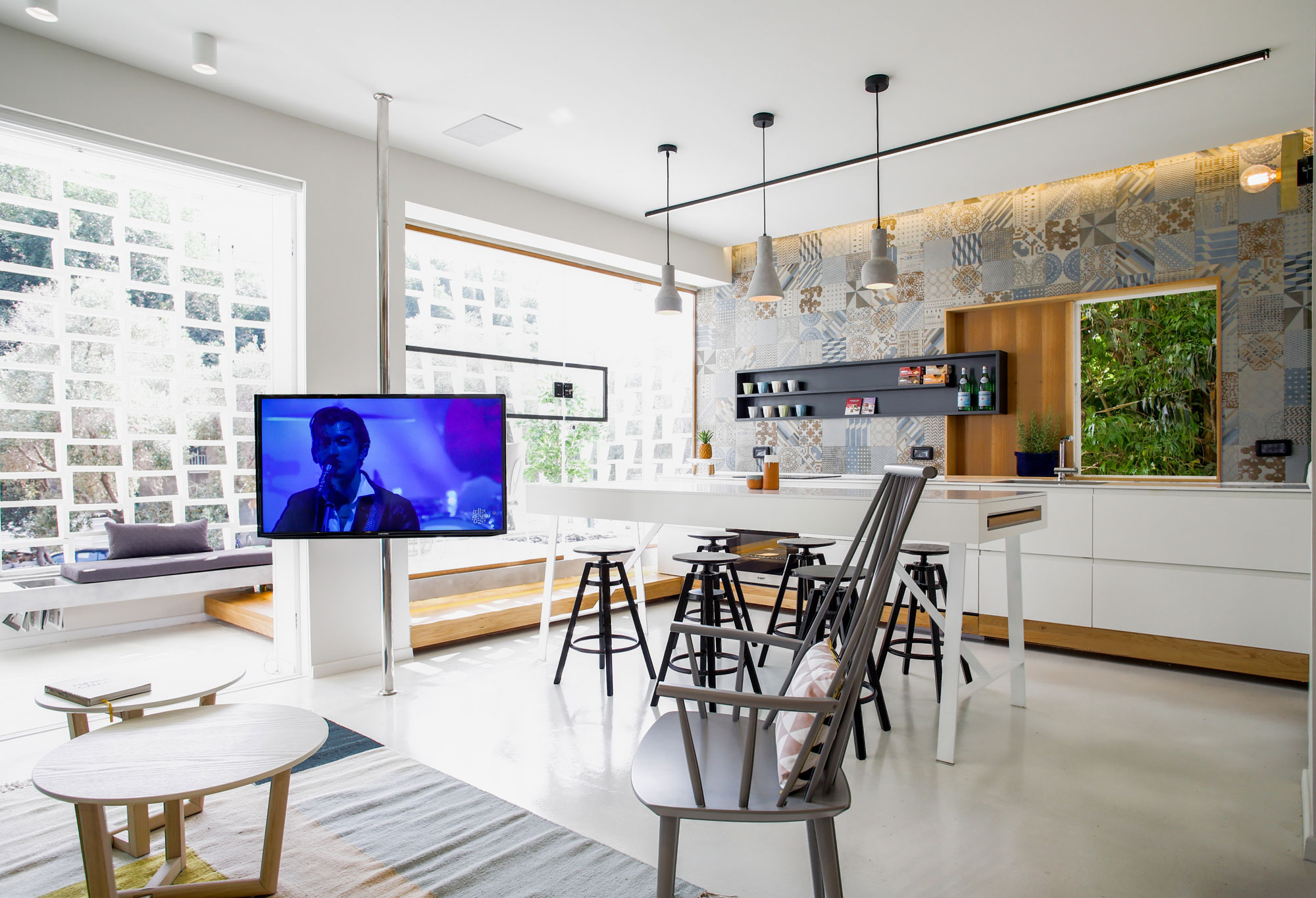 An Elegant and Beautiful Modern Apartment Full of Character in Tel Aviv by Dori Interior Design (2)