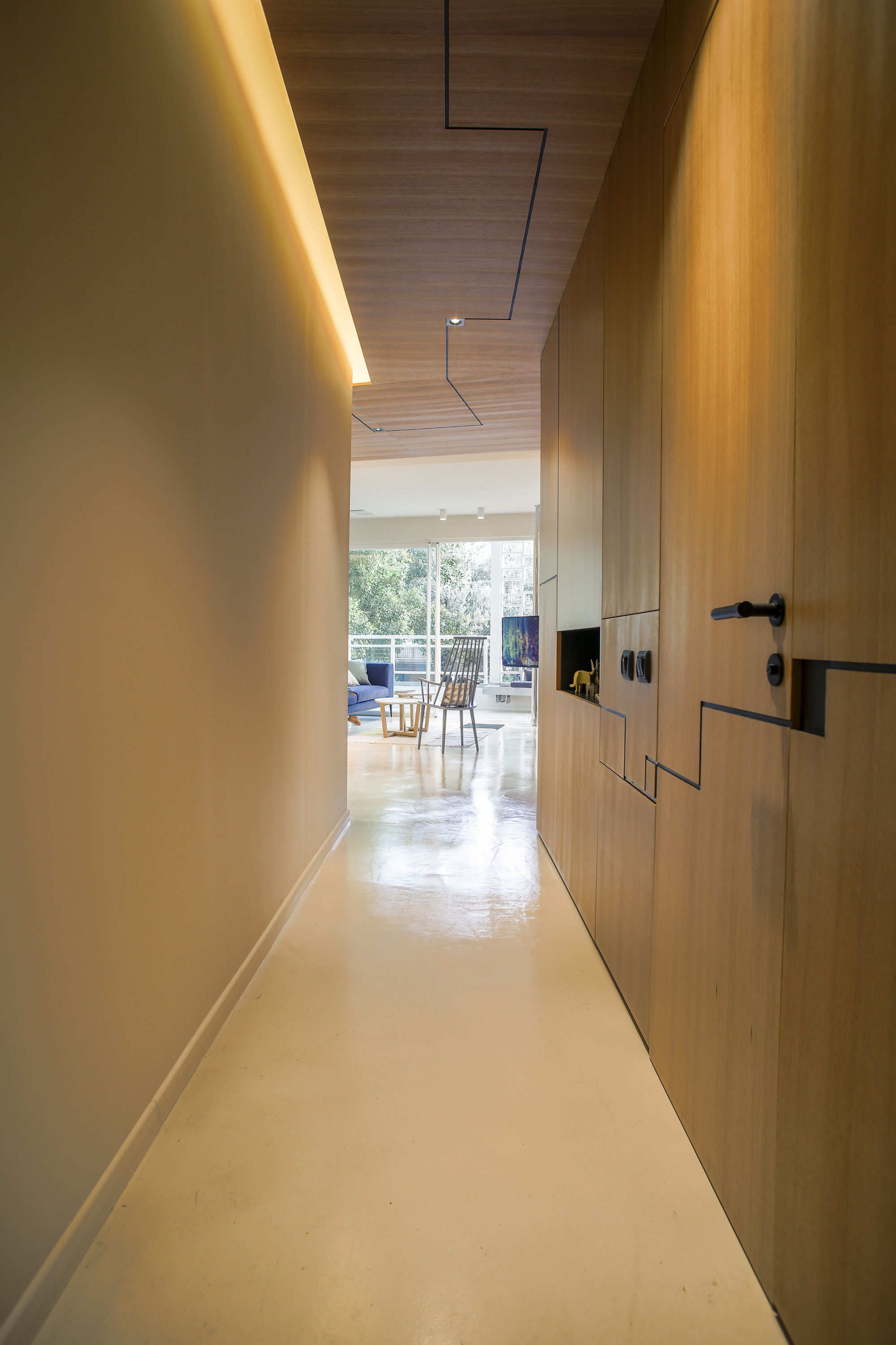 An Elegant and Beautiful Modern Apartment Full of Character in Tel Aviv by Dori Interior Design (23)