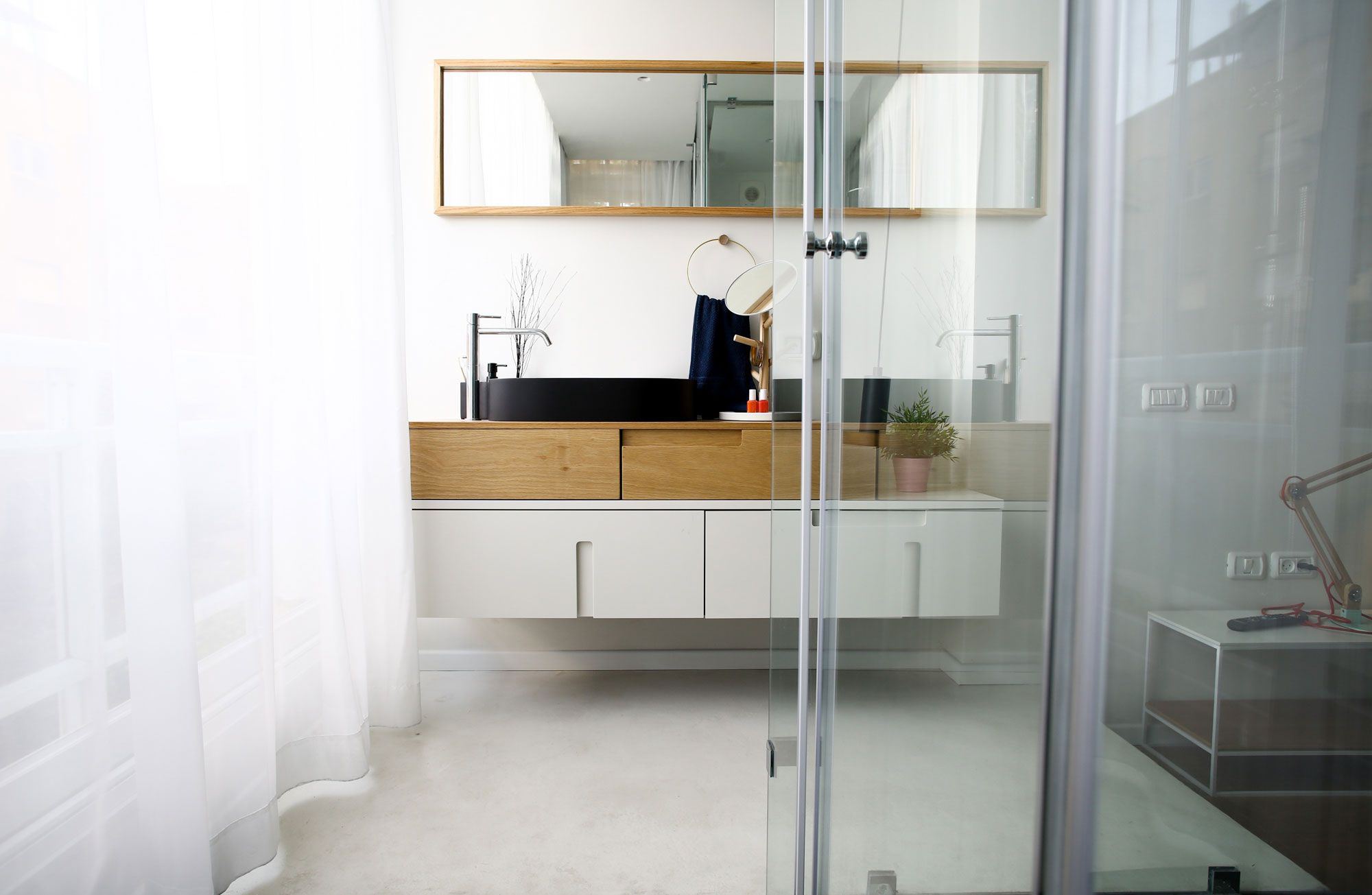 An Elegant and Beautiful Modern Apartment Full of Character in Tel Aviv by Dori Interior Design (28)