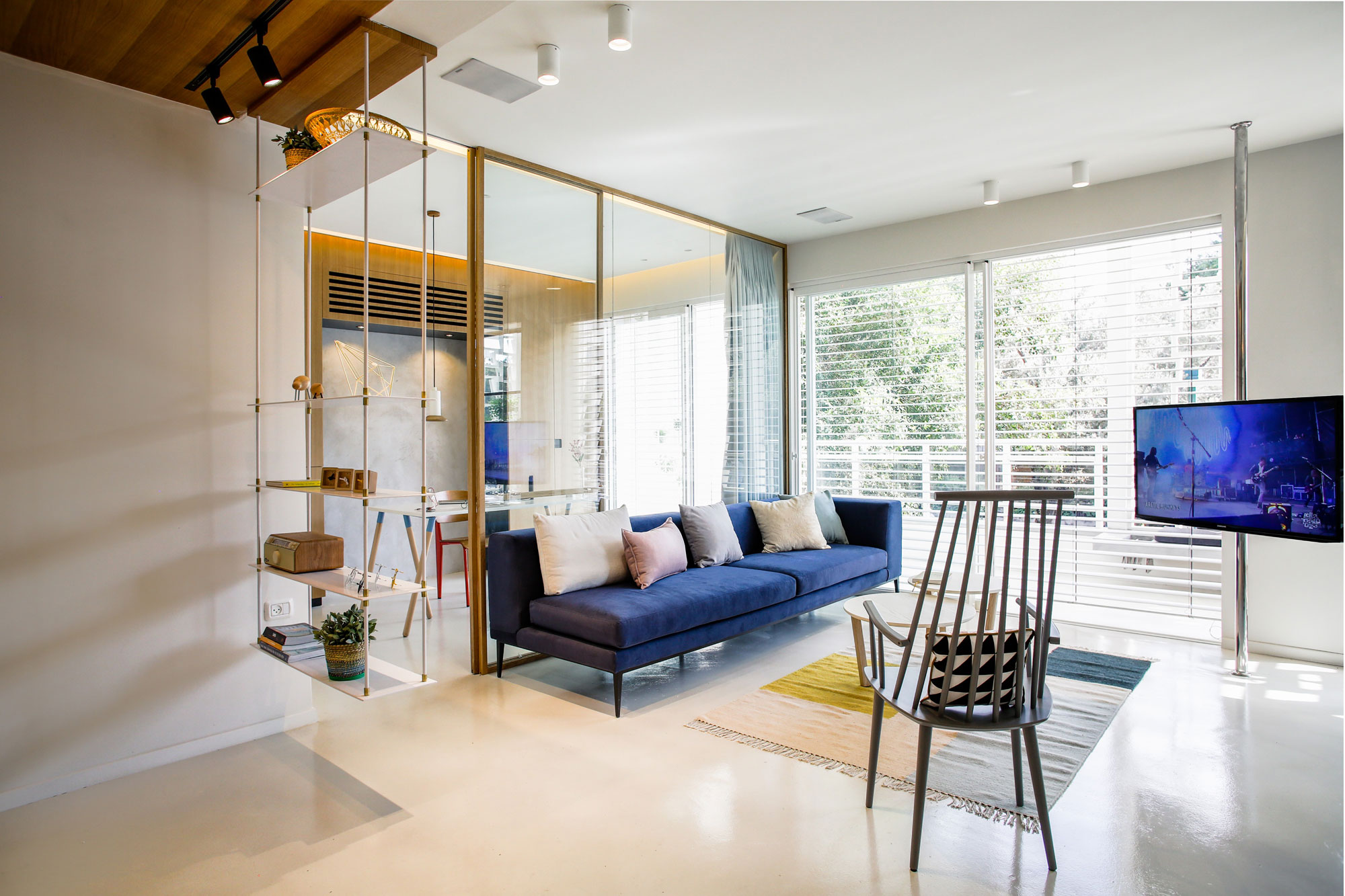 An Elegant and Beautiful Modern Apartment Full of Character in Tel Aviv by Dori Interior Design (3)