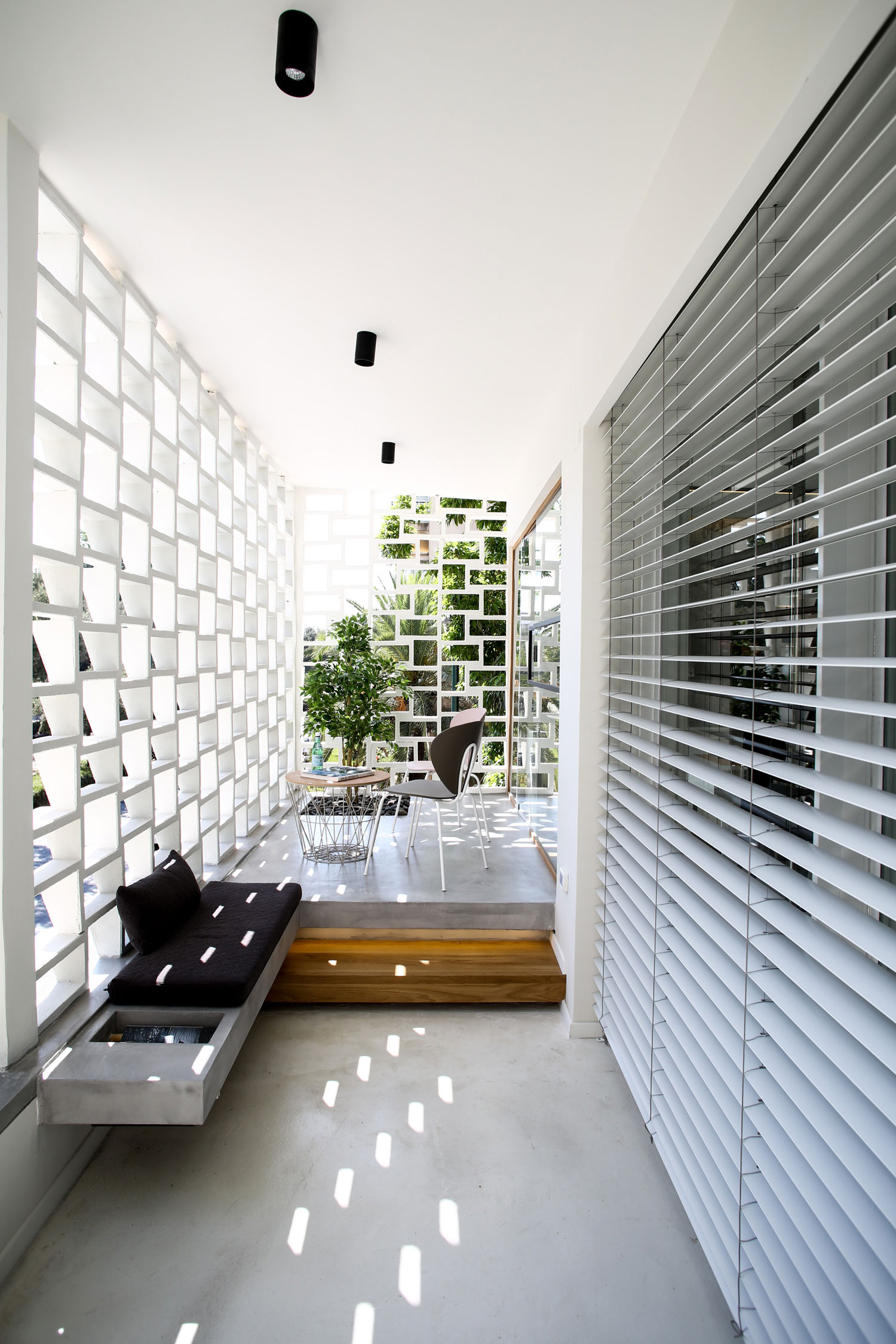 An Elegant and Beautiful Modern Apartment Full of Character in Tel Aviv by Dori Interior Design (9)