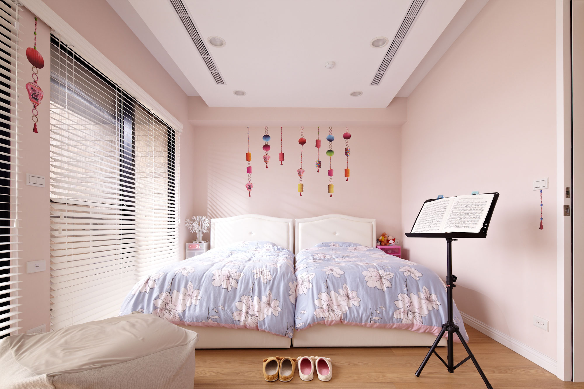 An Elegant and Industrial Modern Apartment with Lots of White in Taipei City by Studio Alfonso Ideas (12)