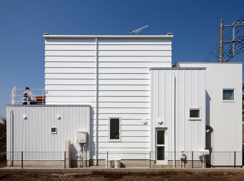 An Elegant and Luminous Home with Stunning Arched Openings in Kanagawa Prefecture by Takushu ARAI Architects (1)