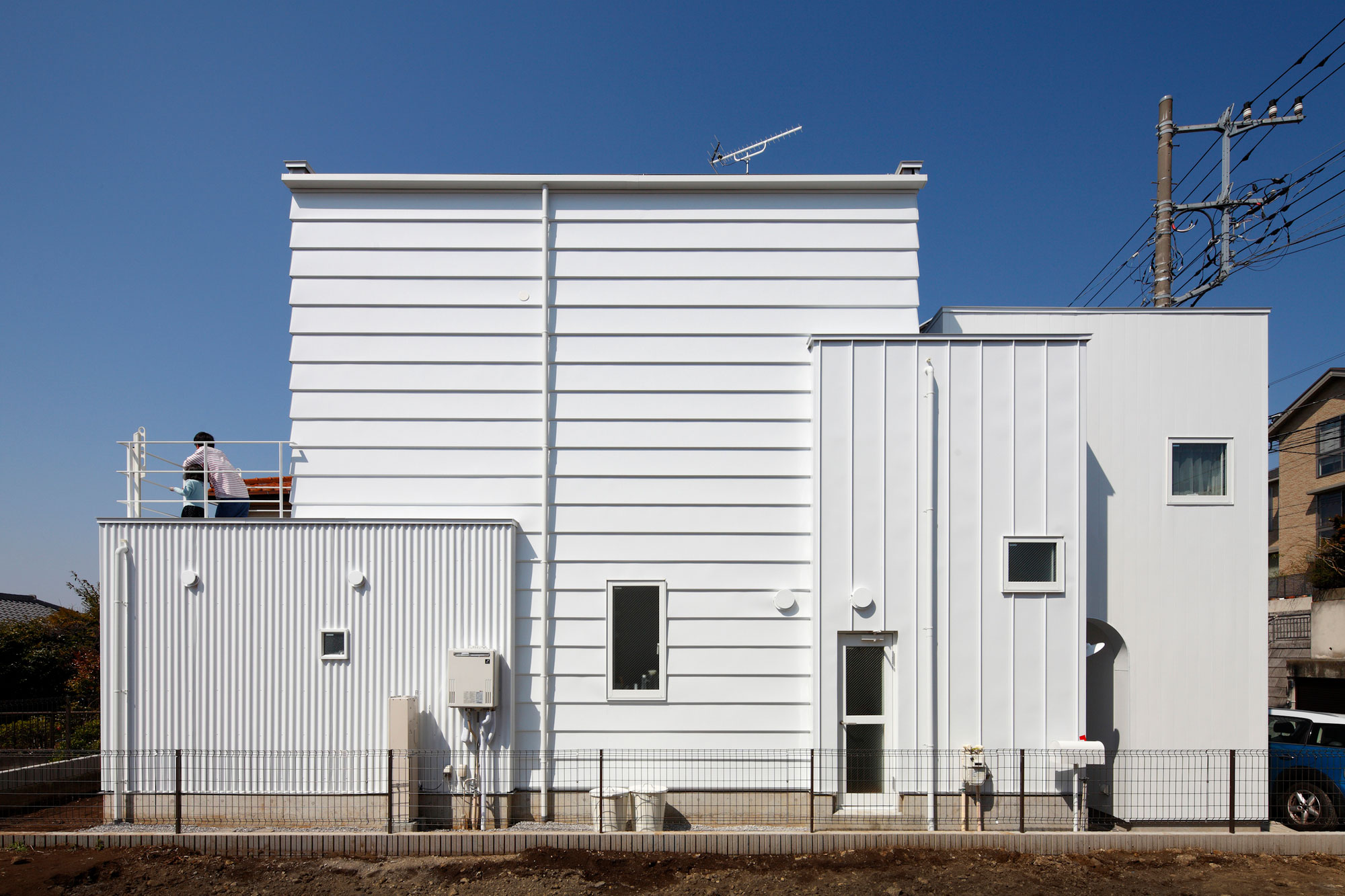 An Elegant and Luminous Home with Stunning Arched Openings in Kanagawa Prefecture by Takushu ARAI Architects (1)