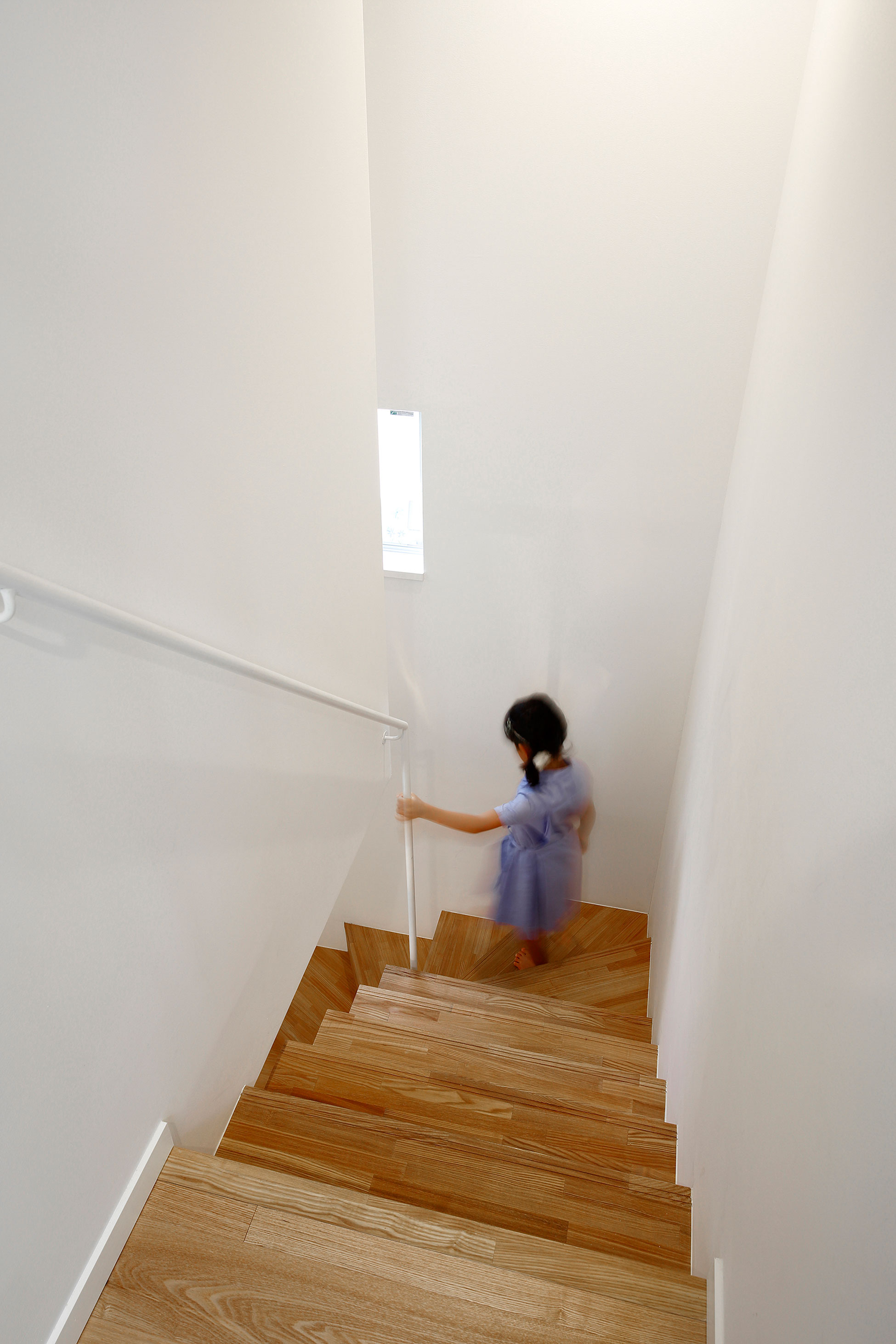 An Elegant and Luminous Home with Stunning Arched Openings in Kanagawa Prefecture by Takushu ARAI Architects (10)