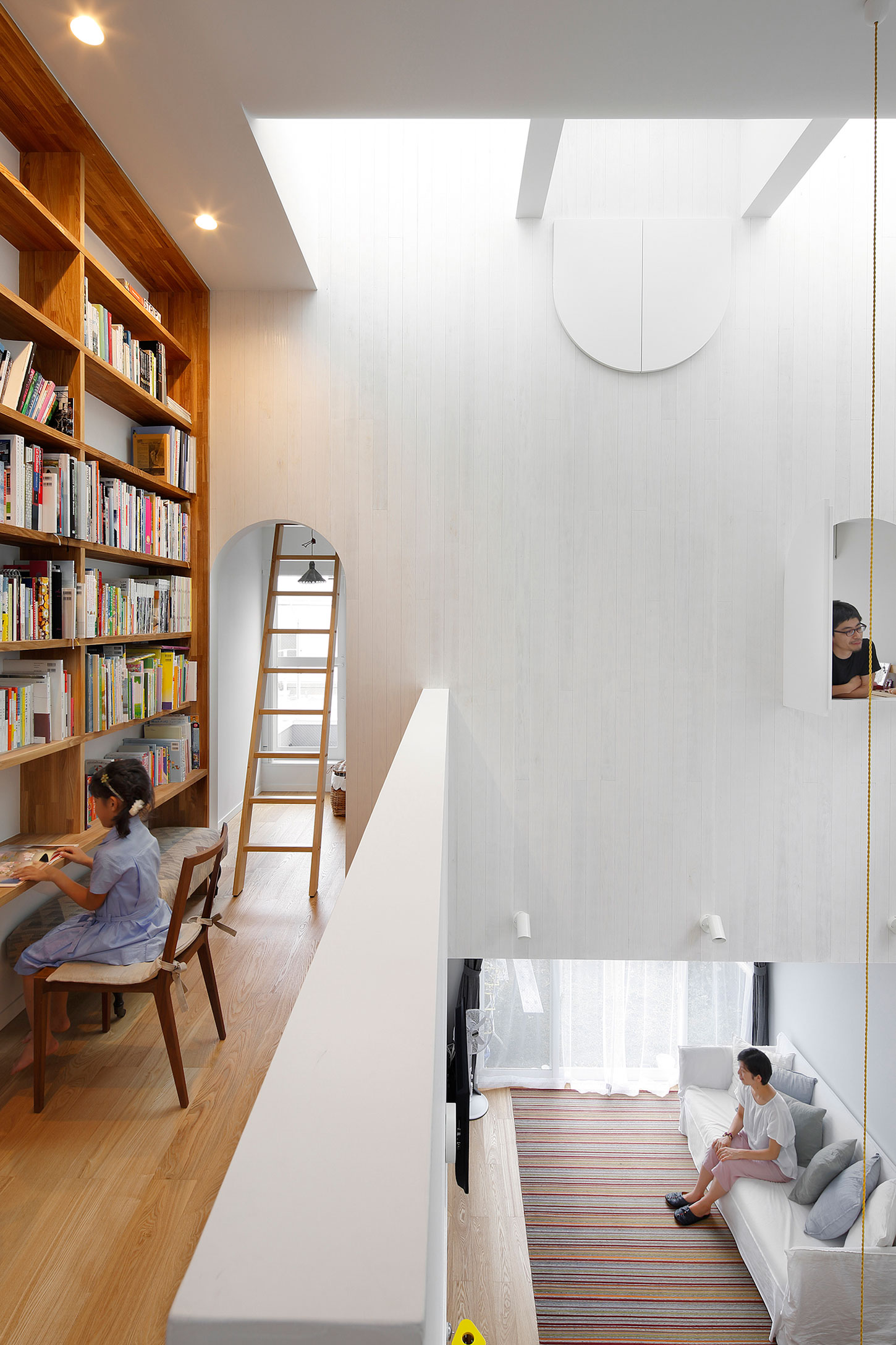 An Elegant and Luminous Home with Stunning Arched Openings in Kanagawa Prefecture by Takushu ARAI Architects (12)