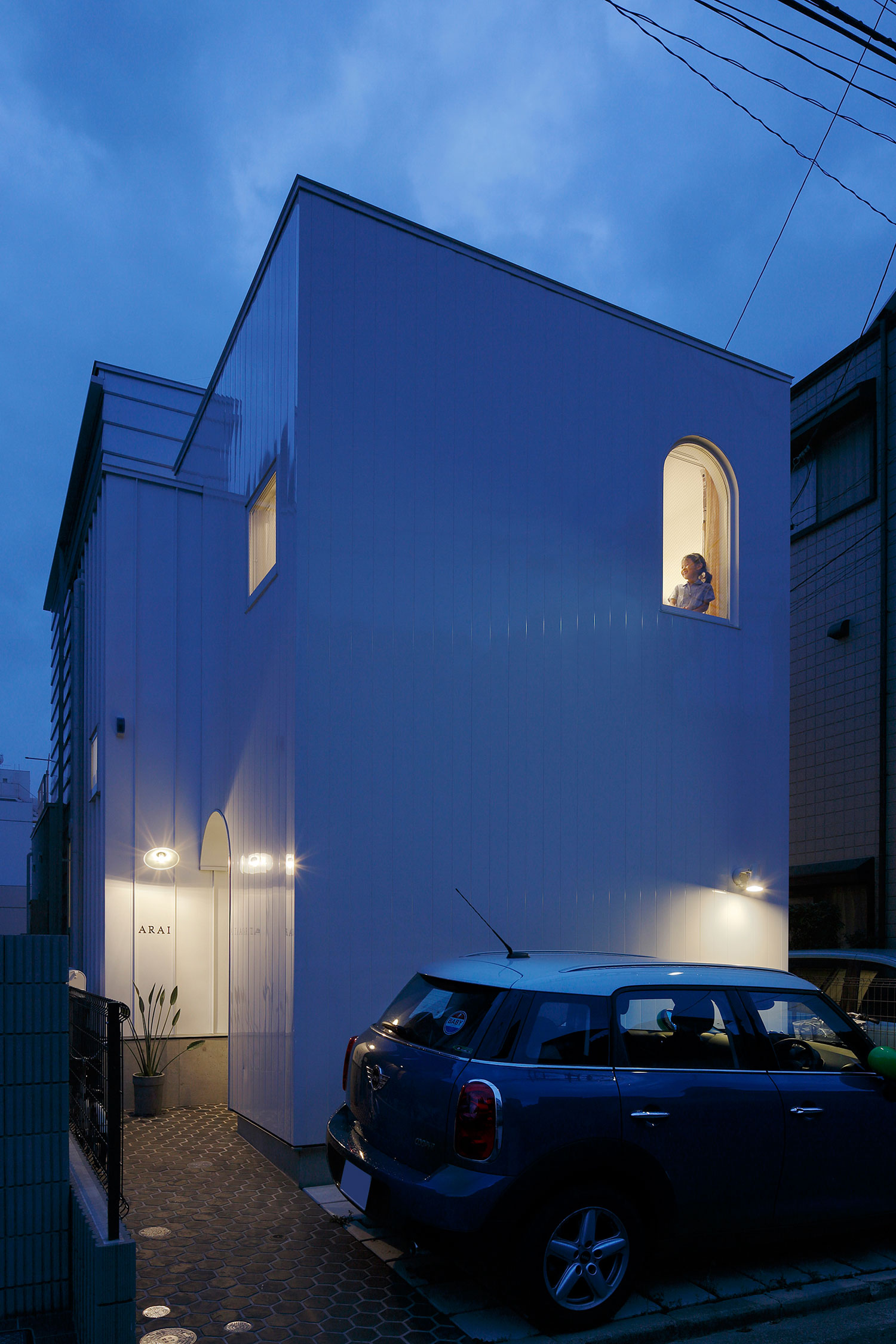 An Elegant and Luminous Home with Stunning Arched Openings in Kanagawa Prefecture by Takushu ARAI Architects (13)