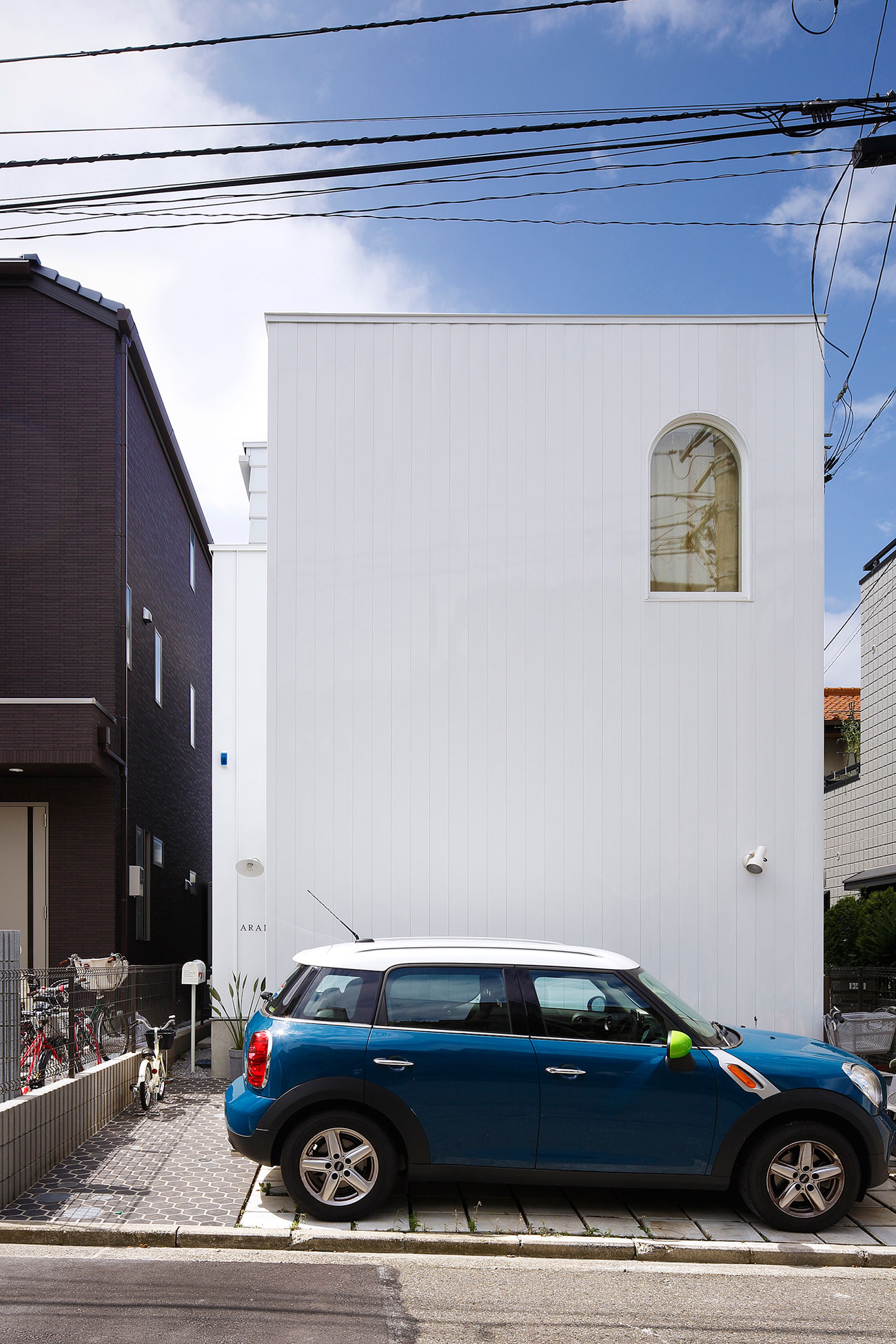 An Elegant and Luminous Home with Stunning Arched Openings in Kanagawa Prefecture by Takushu ARAI Architects (2)