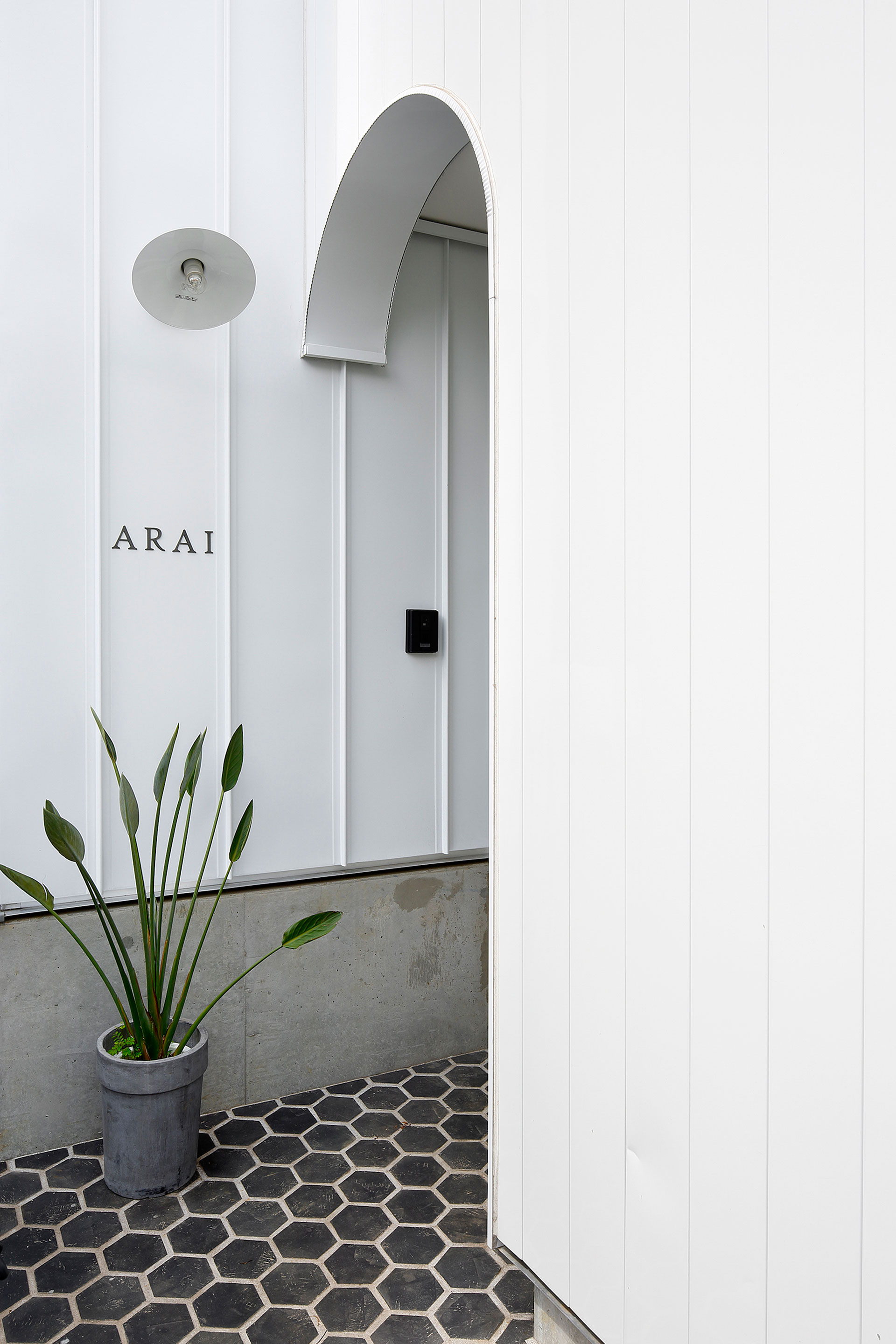 An Elegant and Luminous Home with Stunning Arched Openings in Kanagawa Prefecture by Takushu ARAI Architects (3)