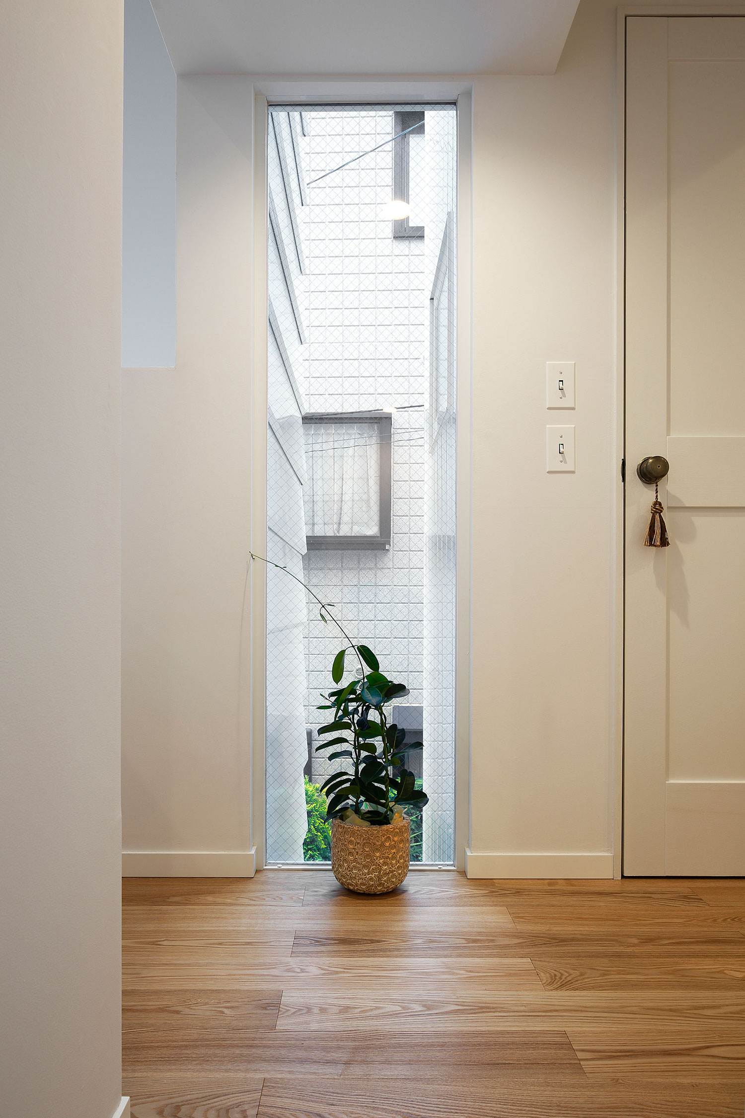 An Elegant and Luminous Home with Stunning Arched Openings in Kanagawa Prefecture by Takushu ARAI Architects (4)