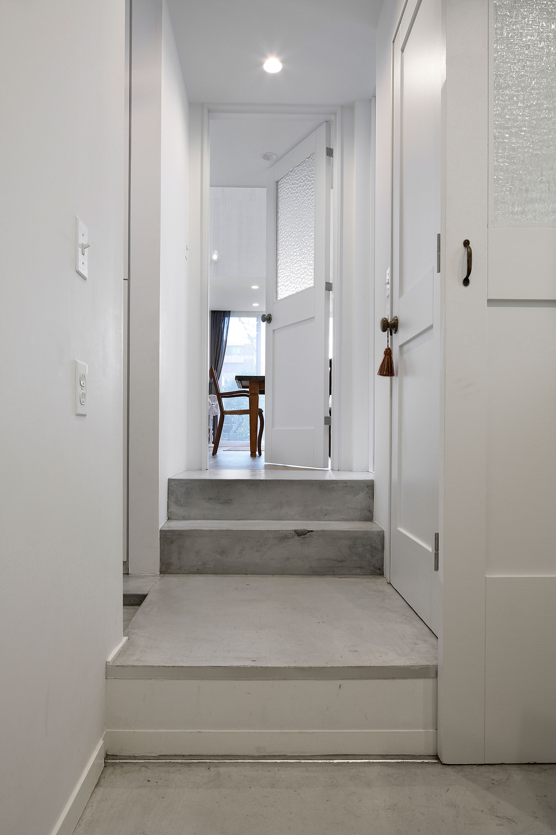 An Elegant and Luminous Home with Stunning Arched Openings in Kanagawa Prefecture by Takushu ARAI Architects (5)