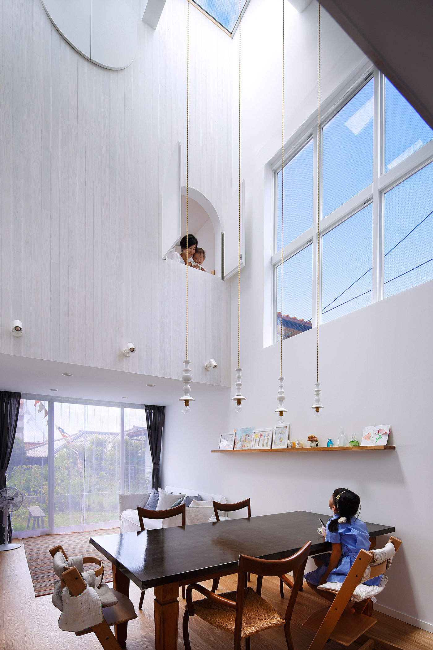 An Elegant and Luminous Home with Stunning Arched Openings in Kanagawa Prefecture by Takushu ARAI Architects (6)