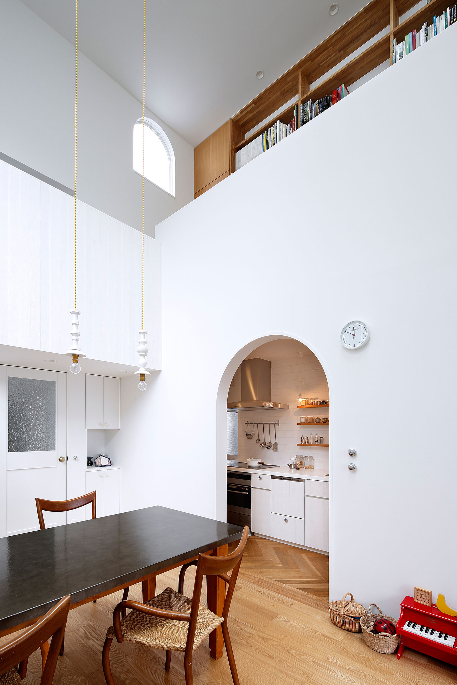 An Elegant and Luminous Home with Stunning Arched Openings in Kanagawa Prefecture by Takushu ARAI Architects (7)