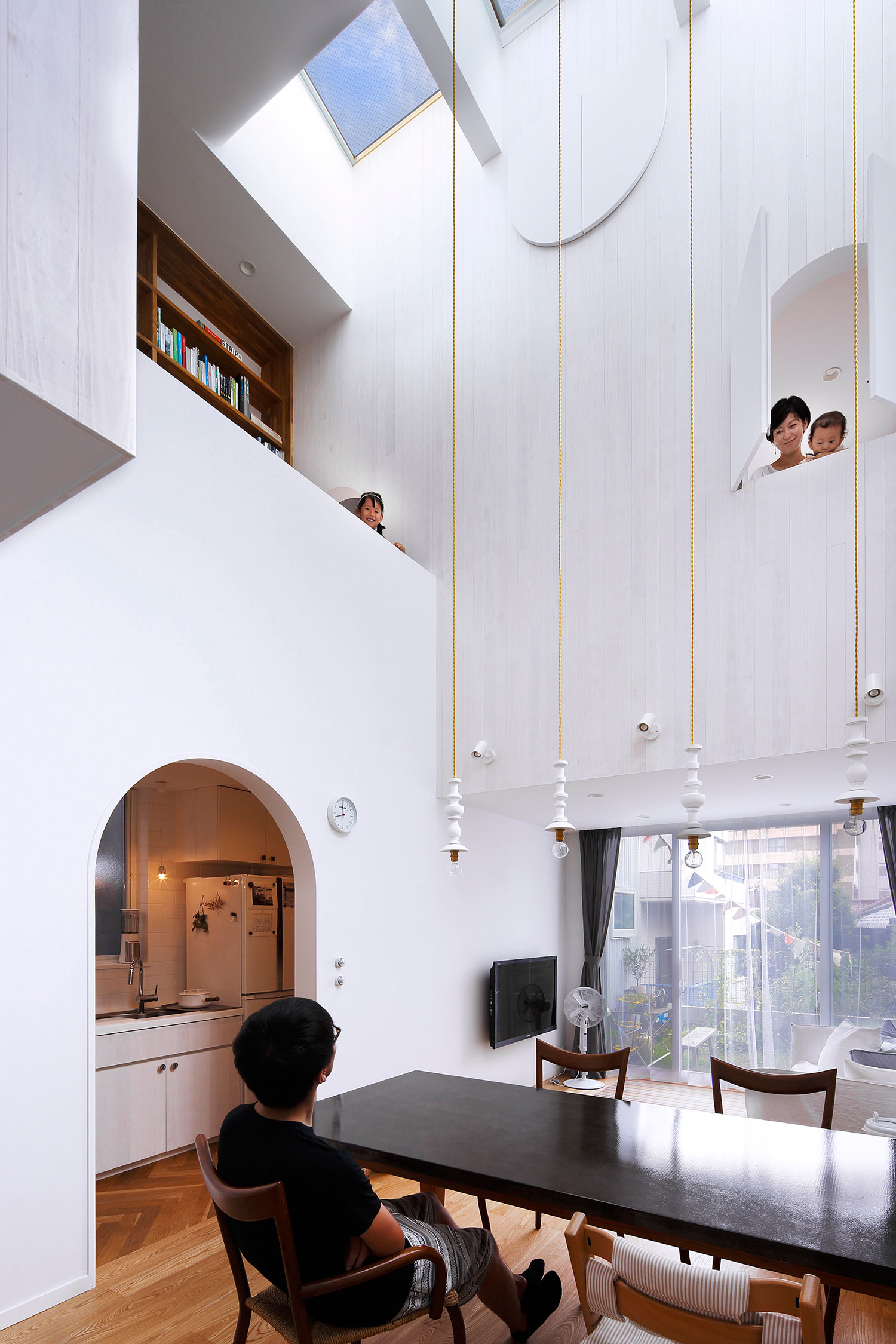 An Elegant and Luminous Home with Stunning Arched Openings in Kanagawa Prefecture by Takushu ARAI Architects (8)