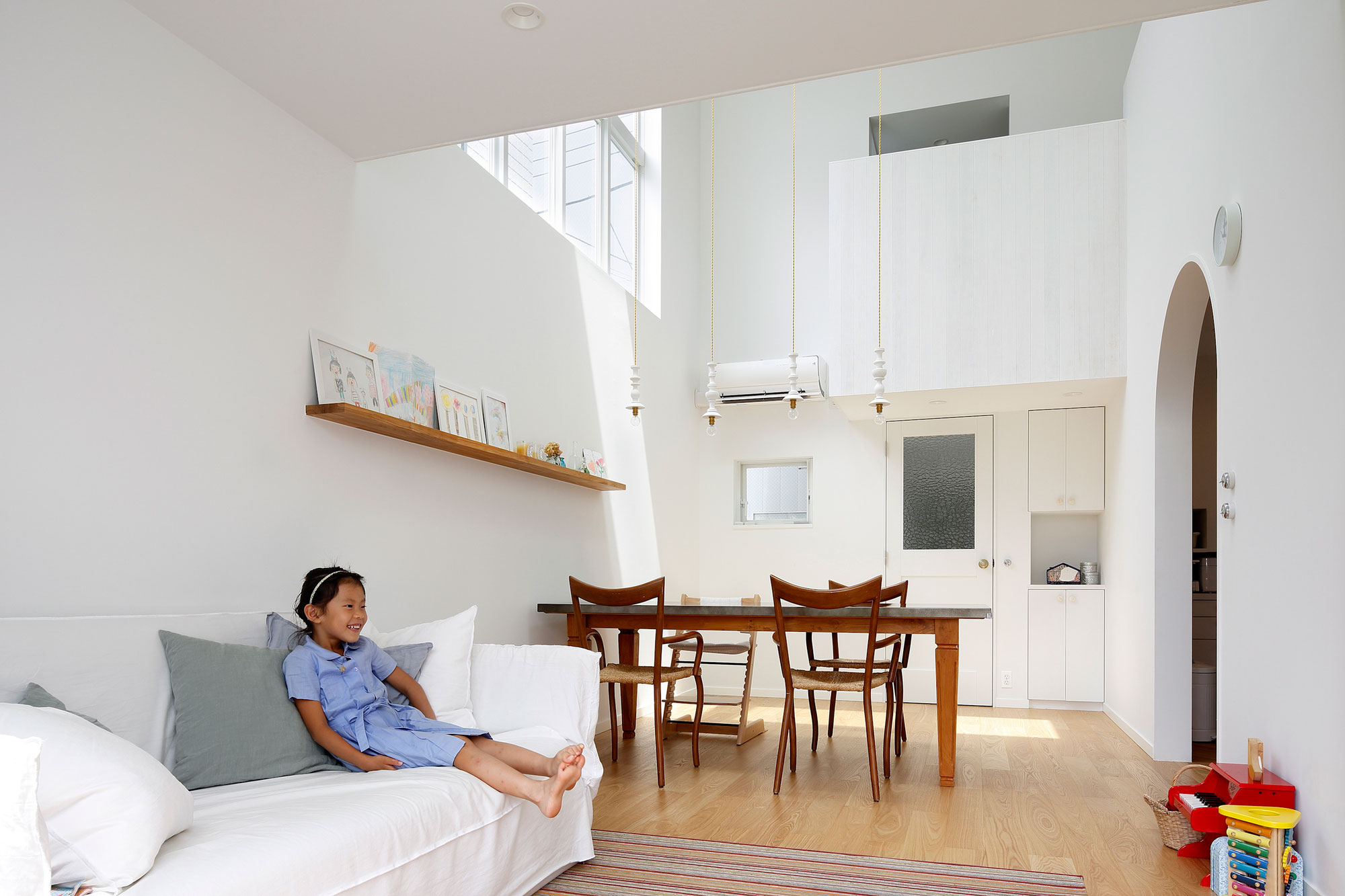 An Elegant and Luminous Home with Stunning Arched Openings in Kanagawa Prefecture by Takushu ARAI Architects (9)