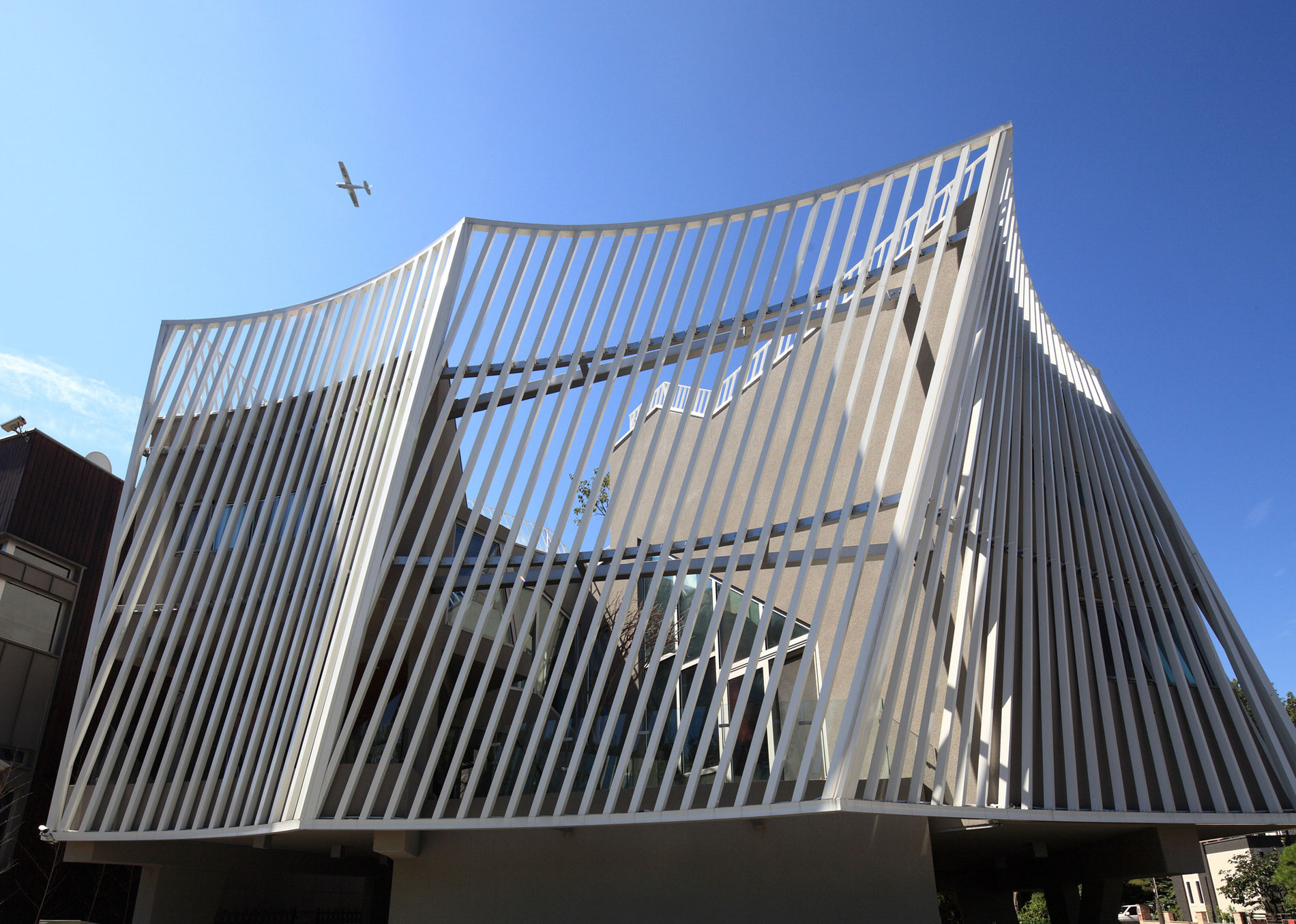 An Elegant and Sculptural Home with Sustainable and Eco-Friendly Layout in Gyeonggi-do, South Korea by IROJE KHM Architects (1)