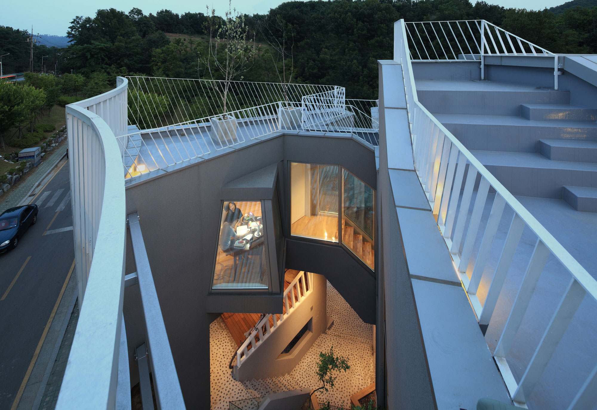 An Elegant and Sculptural Home with Sustainable and Eco-Friendly Layout in Gyeonggi-do, South Korea by IROJE KHM Architects (11)