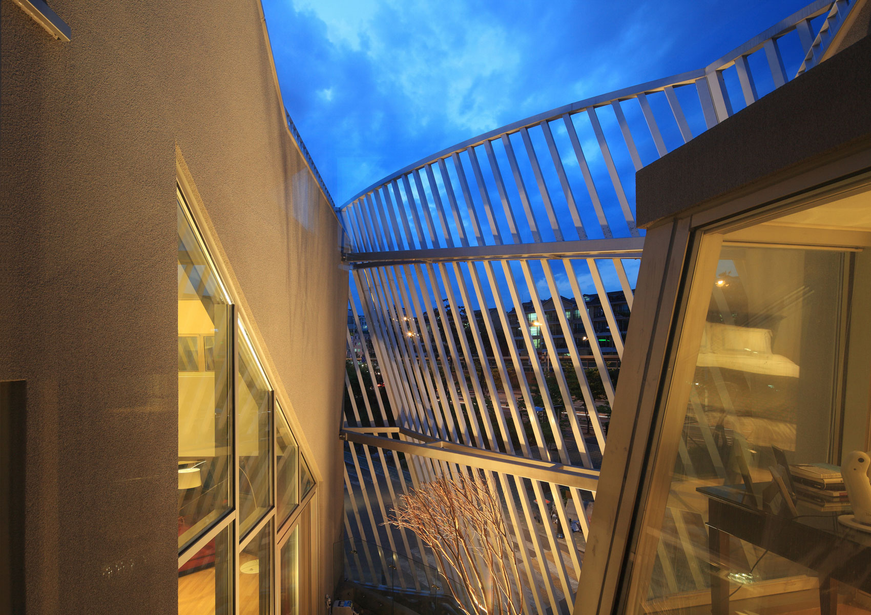 An Elegant and Sculptural Home with Sustainable and Eco-Friendly Layout in Gyeonggi-do, South Korea by IROJE KHM Architects (12)