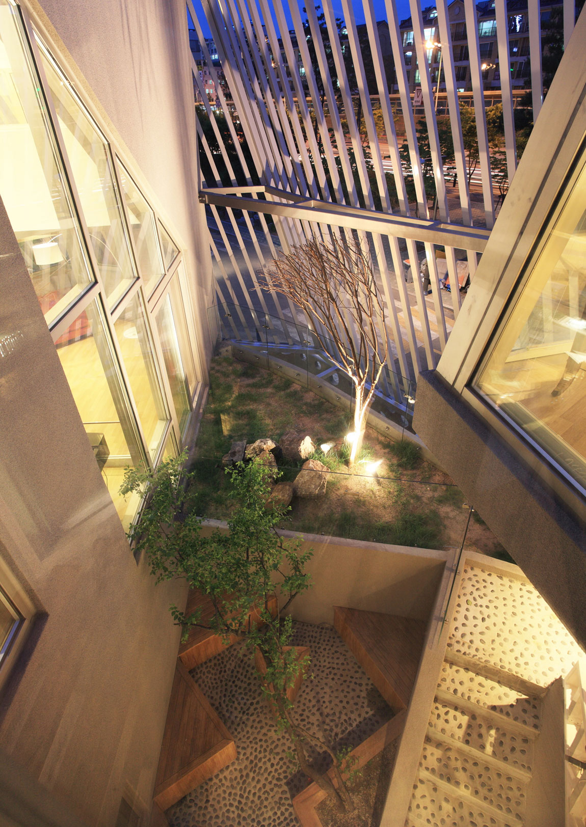 An Elegant and Sculptural Home with Sustainable and Eco-Friendly Layout in Gyeonggi-do, South Korea by IROJE KHM Architects (13)