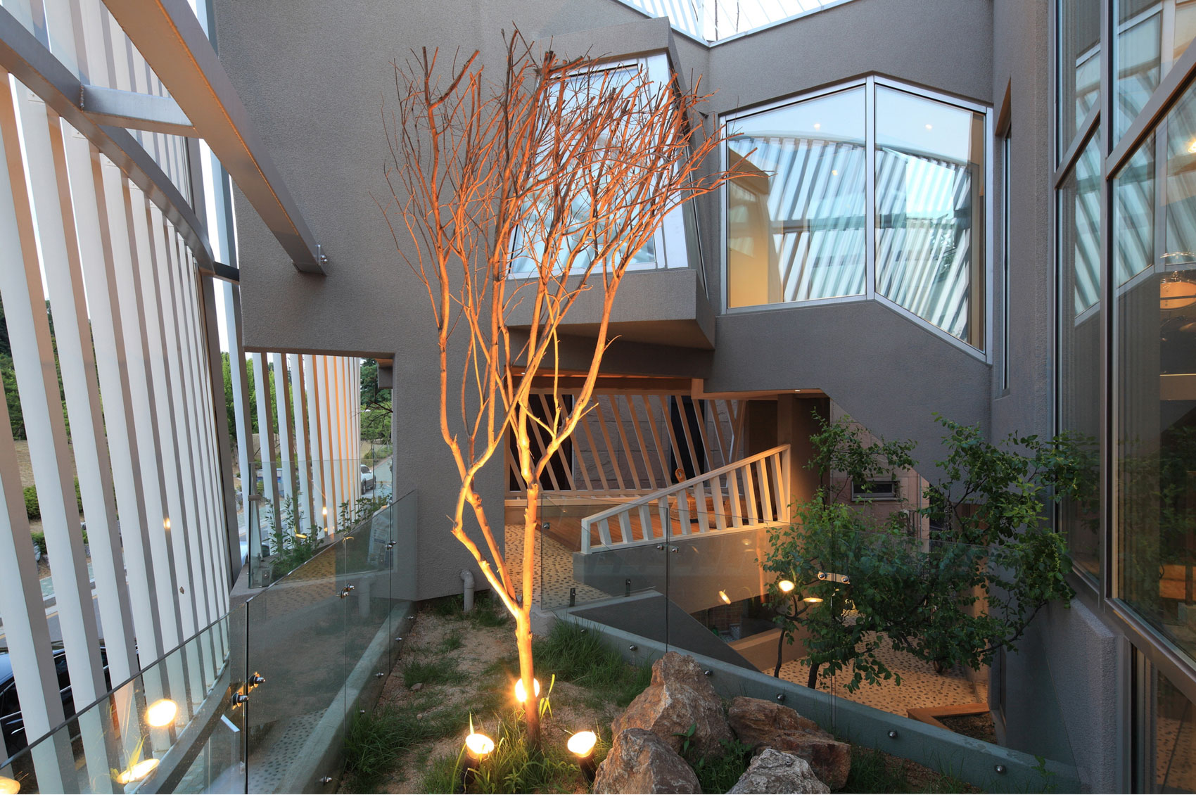 An Elegant and Sculptural Home with Sustainable and Eco-Friendly Layout in Gyeonggi-do, South Korea by IROJE KHM Architects (14)