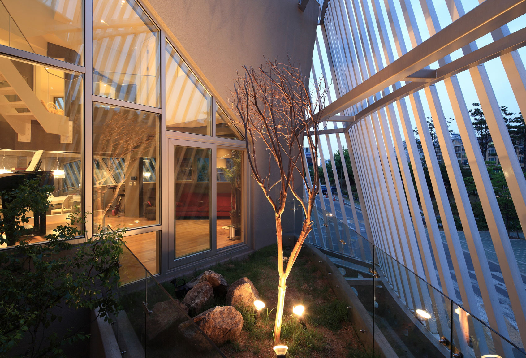 An Elegant and Sculptural Home with Sustainable and Eco-Friendly Layout in Gyeonggi-do, South Korea by IROJE KHM Architects (15)