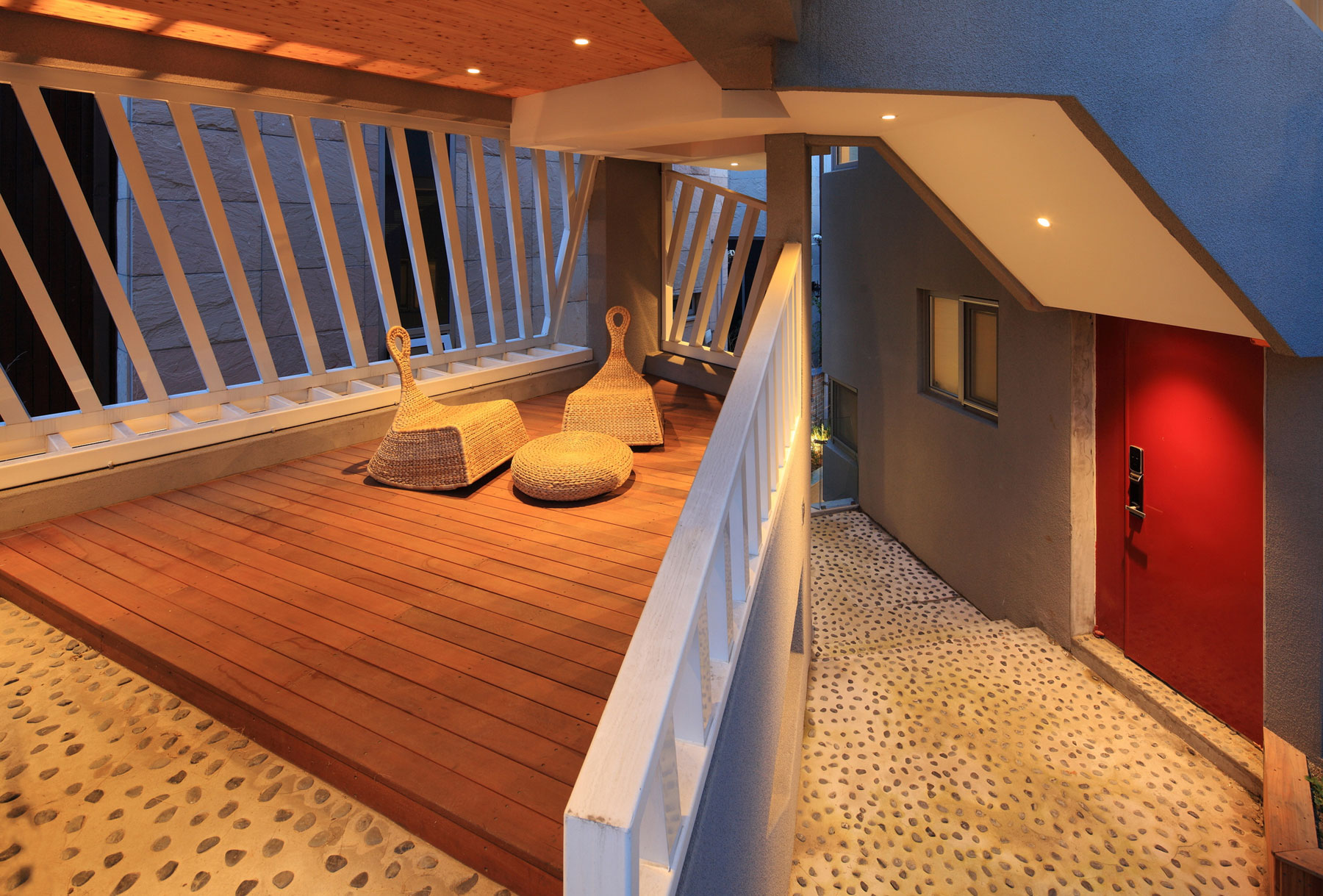 An Elegant and Sculptural Home with Sustainable and Eco-Friendly Layout in Gyeonggi-do, South Korea by IROJE KHM Architects (17)