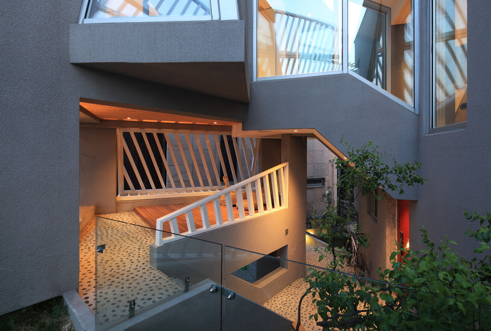 An Elegant and Sculptural Home with Sustainable and Eco-Friendly Layout in Gyeonggi-do, South Korea by IROJE KHM Architects (18)