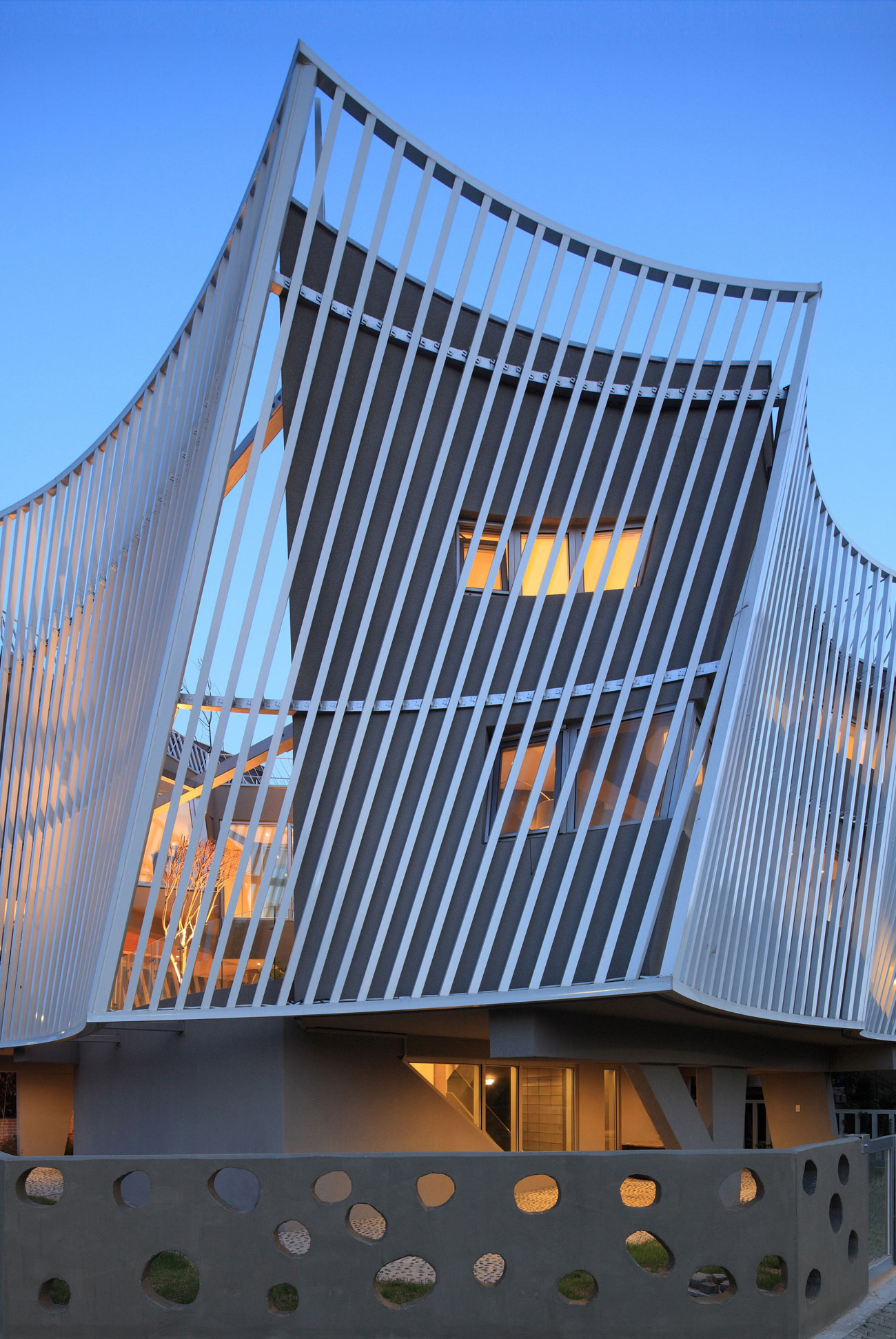 An Elegant and Sculptural Home with Sustainable and Eco-Friendly Layout in Gyeonggi-do, South Korea by IROJE KHM Architects (21)