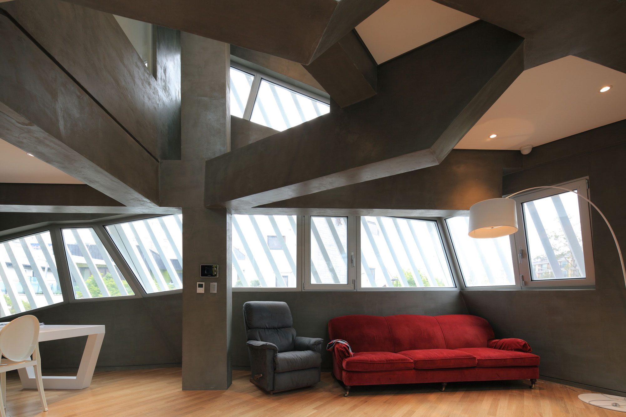 An Elegant and Sculptural Home with Sustainable and Eco-Friendly Layout in Gyeonggi-do, South Korea by IROJE KHM Architects (3)