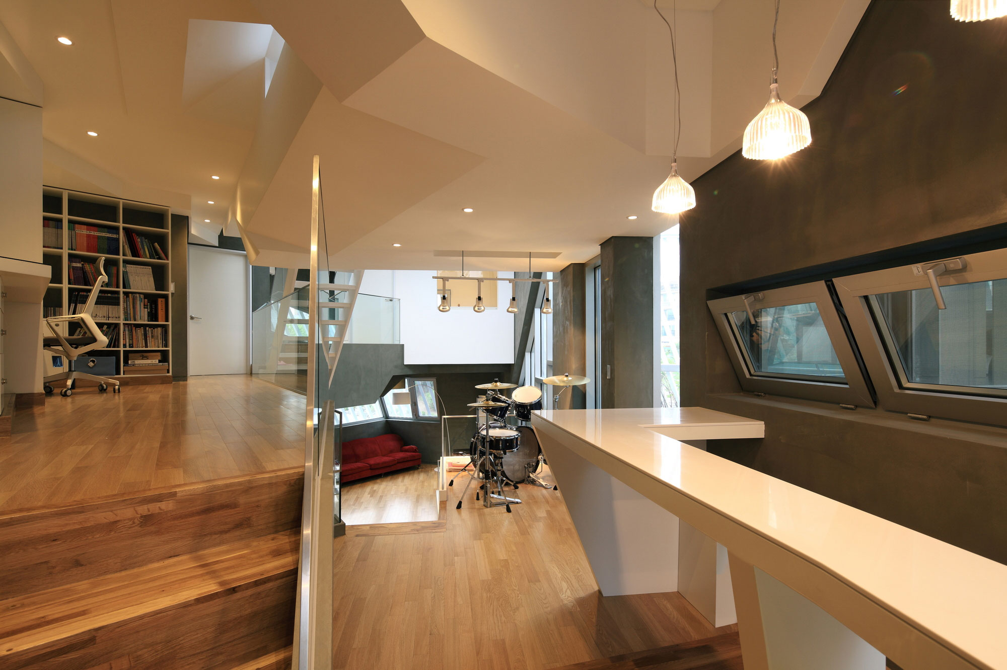 An Elegant and Sculptural Home with Sustainable and Eco-Friendly Layout in Gyeonggi-do, South Korea by IROJE KHM Architects (4)