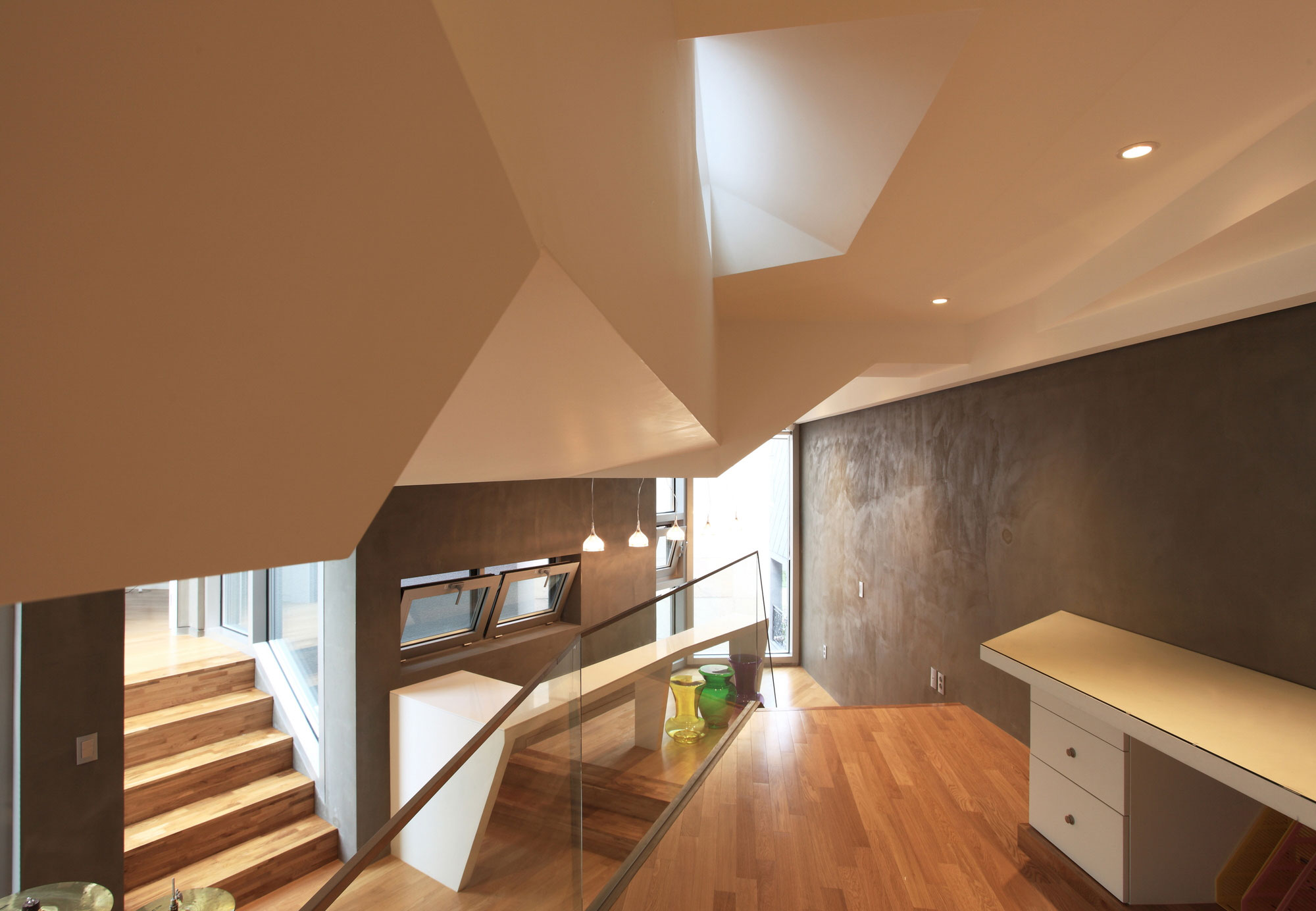 An Elegant and Sculptural Home with Sustainable and Eco-Friendly Layout in Gyeonggi-do, South Korea by IROJE KHM Architects (5)