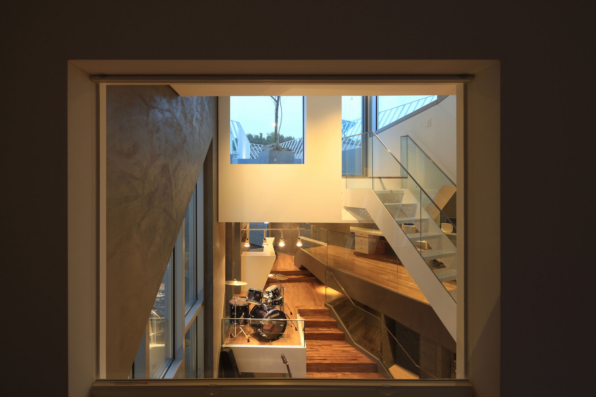 An Elegant and Sculptural Home with Sustainable and Eco-Friendly Layout in Gyeonggi-do, South Korea by IROJE KHM Architects (8)