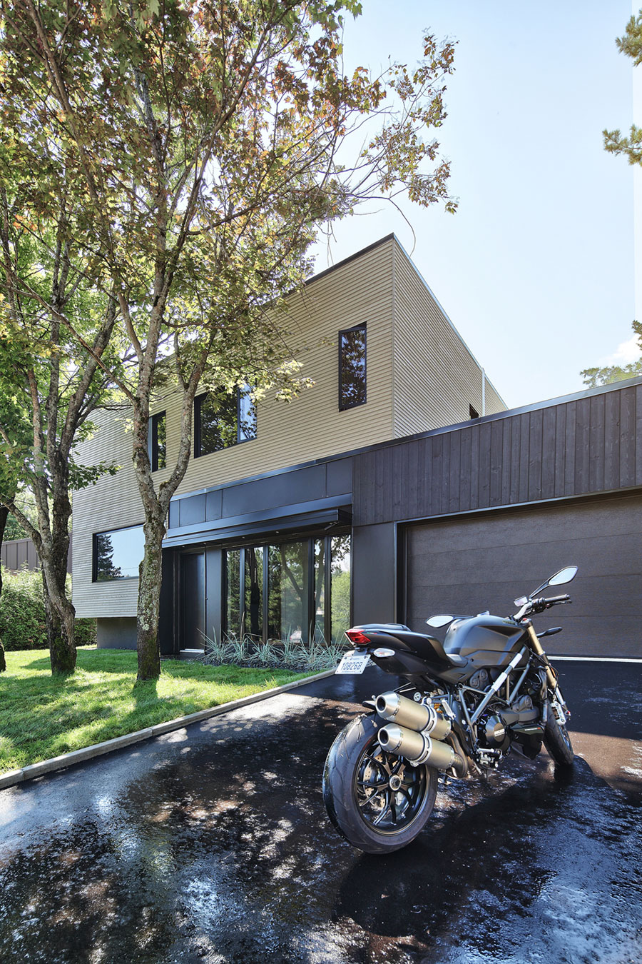 An Elegant and Spacious House Blended with Stunning Natural Surroundings in Quebec City by Hatem+D Architecture (2)